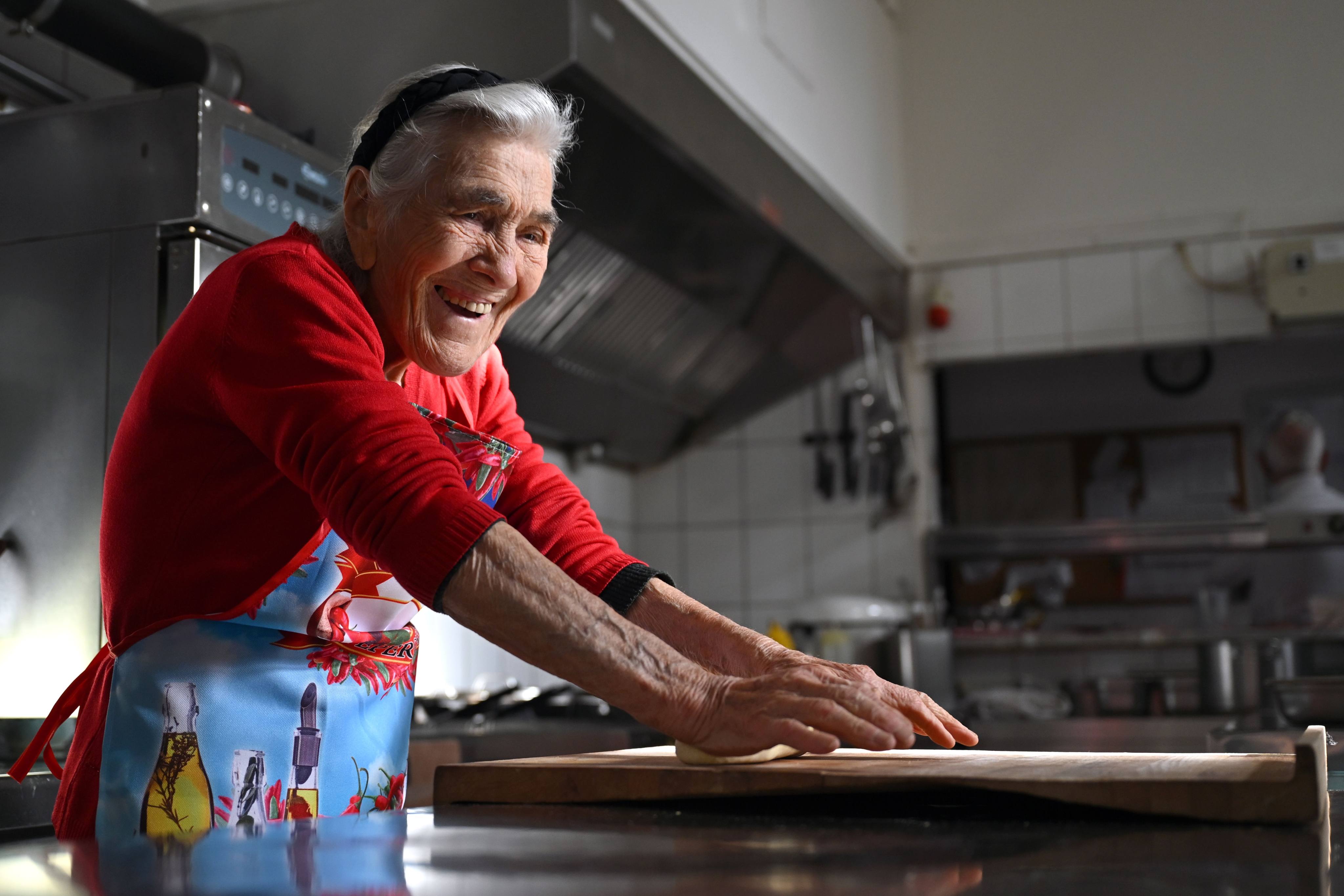 “Nonnamaxxing” embraces Italian grandmother habits: real food, daily walks and social connection for a healthier, longer life. Photo: dpa