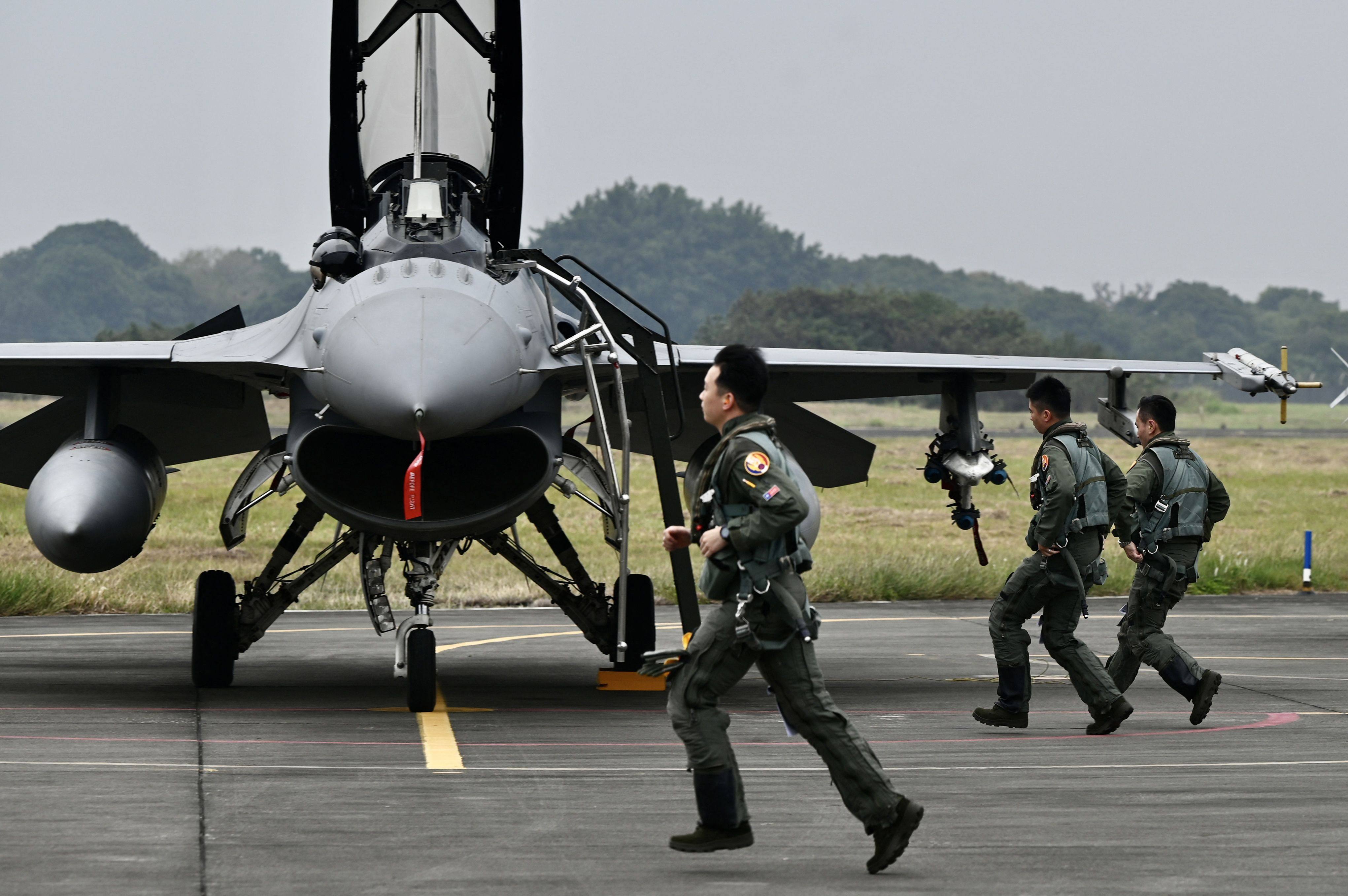 Taiwanese air force pilots run to an armed US-made F-16V fighter jet at Chiayi Air Base in Taiwan. Photo: AFP