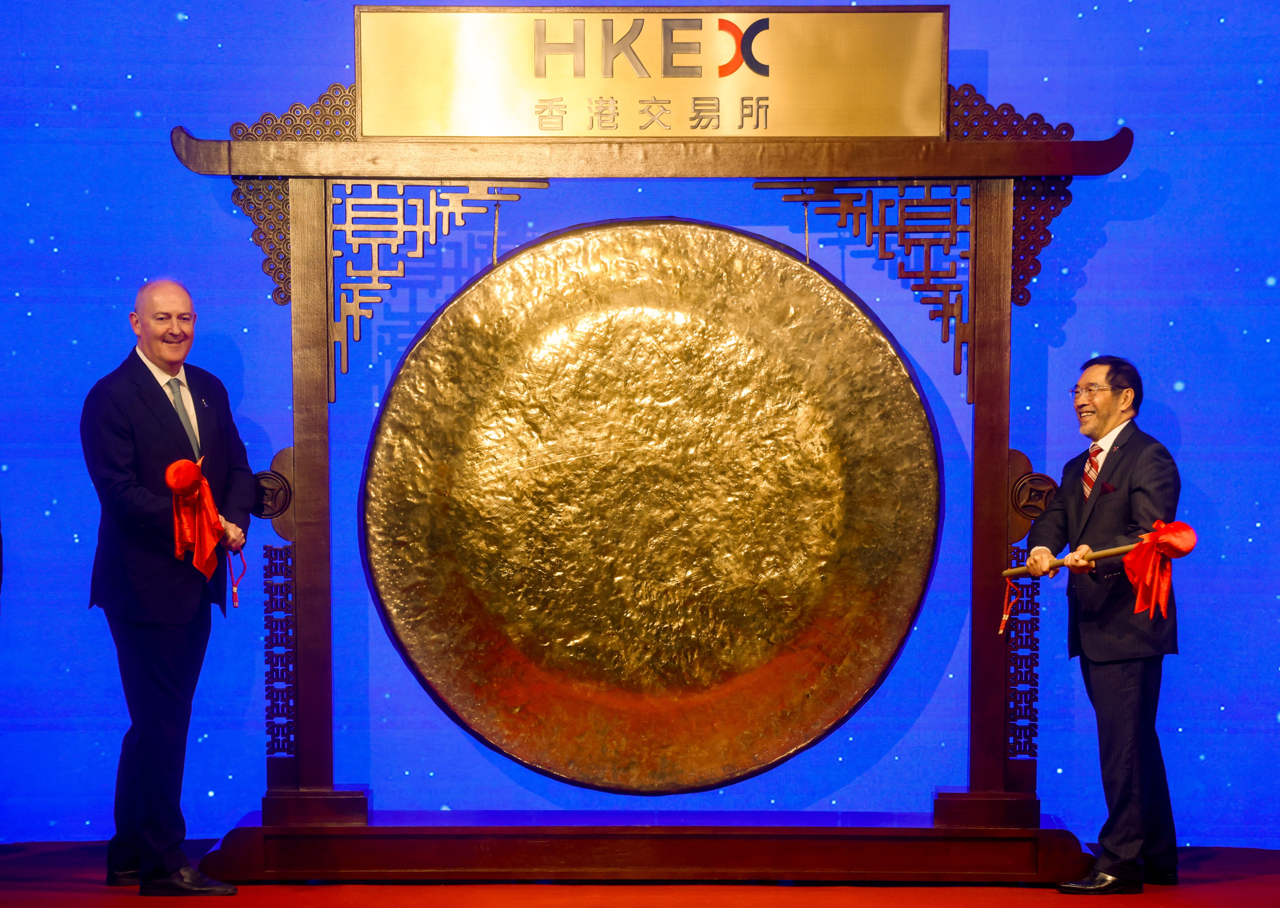Cathay Group Chair Guy Bradley (left) and Hong Kong Exchanges and Clearing (HKEX) Chairman Carlson Tong Ka-shing (right) prepare to ring the gong to mark 40 years of HKEX on May 28, 2026. Photo: Jonathan Wong