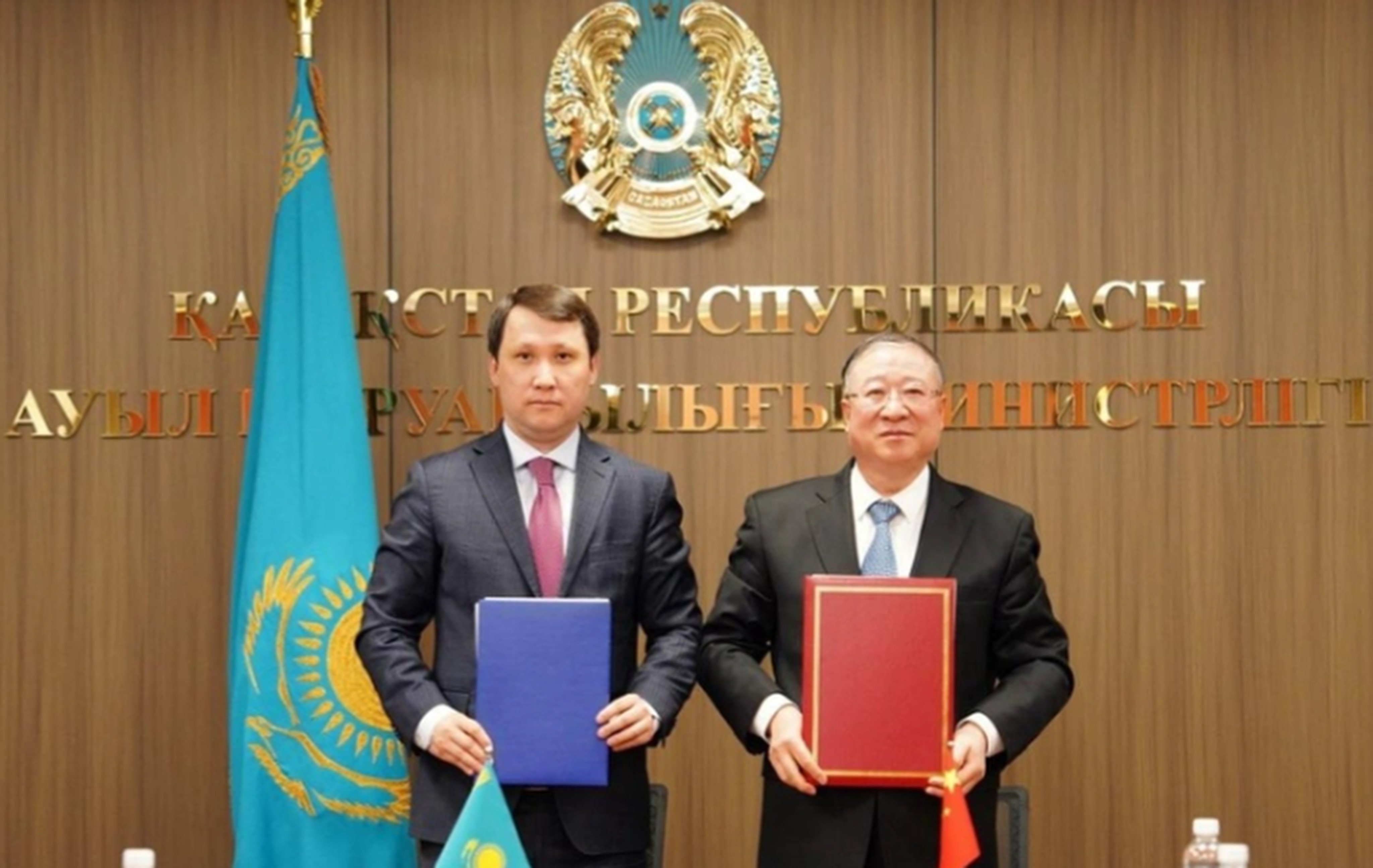 Kazakh Agriculture Vice-Minister Yermek Kenzhekhanuly (left) and Liu Huanxin, head of China’s National Food and Strategic Reserves Administration, pose at the signing for the creation of a grain-trading platform, in Astana, Kazakhstan, on May 21. Photo: Handout