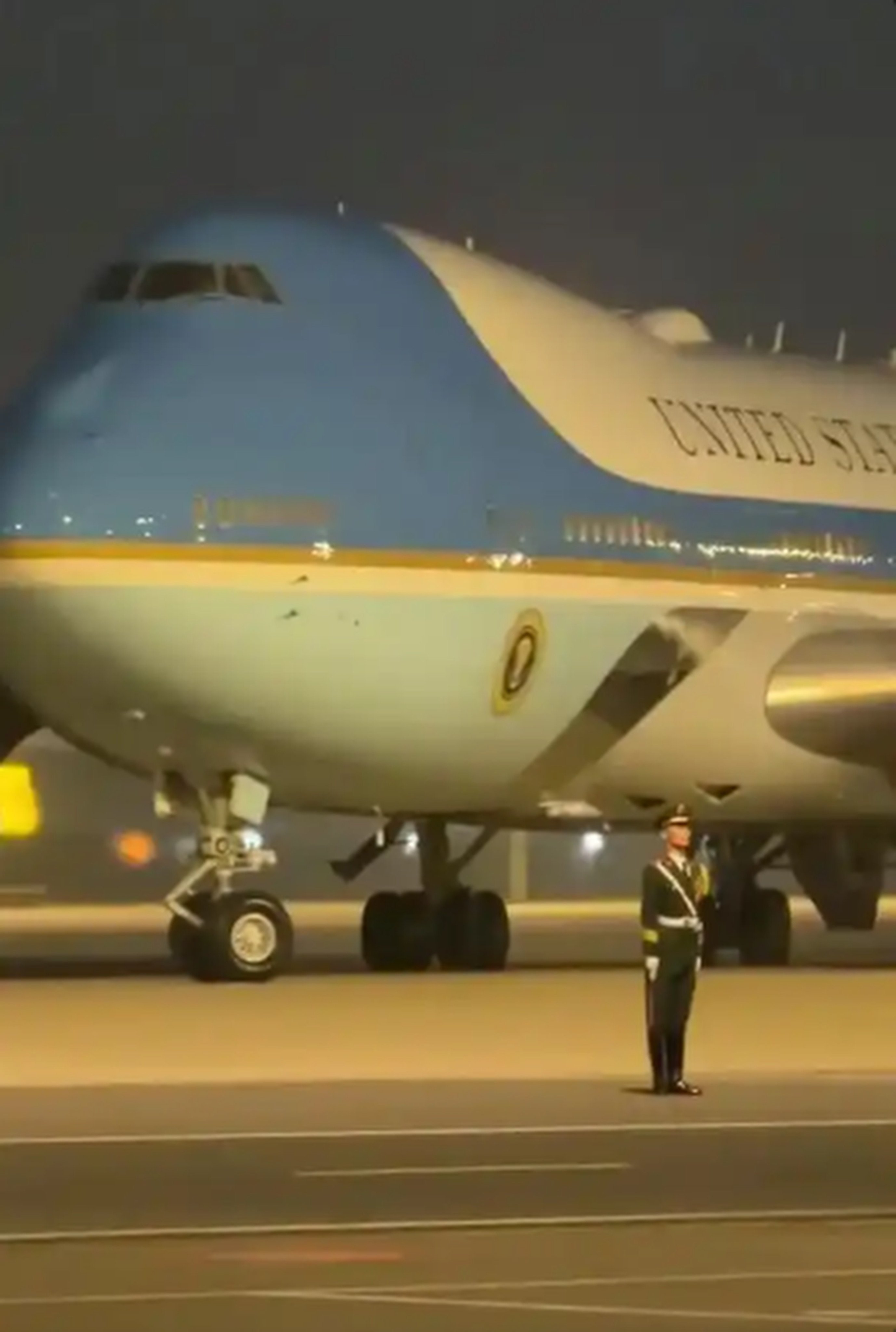 One of China’s honour guards stands perfectly still, embodying strength and discipline as Air Force One taxis nearby. Photo: Baidu