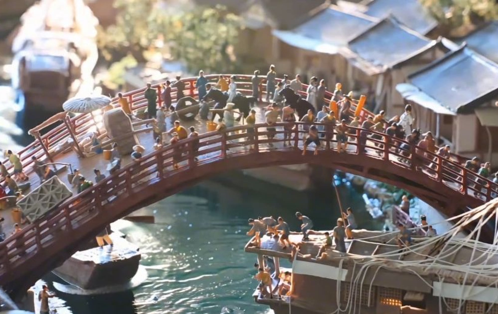 A boat sailing under a bridge packed with people shows the detail involved in Fan Sumu’s work. Photo: ctdsb.net