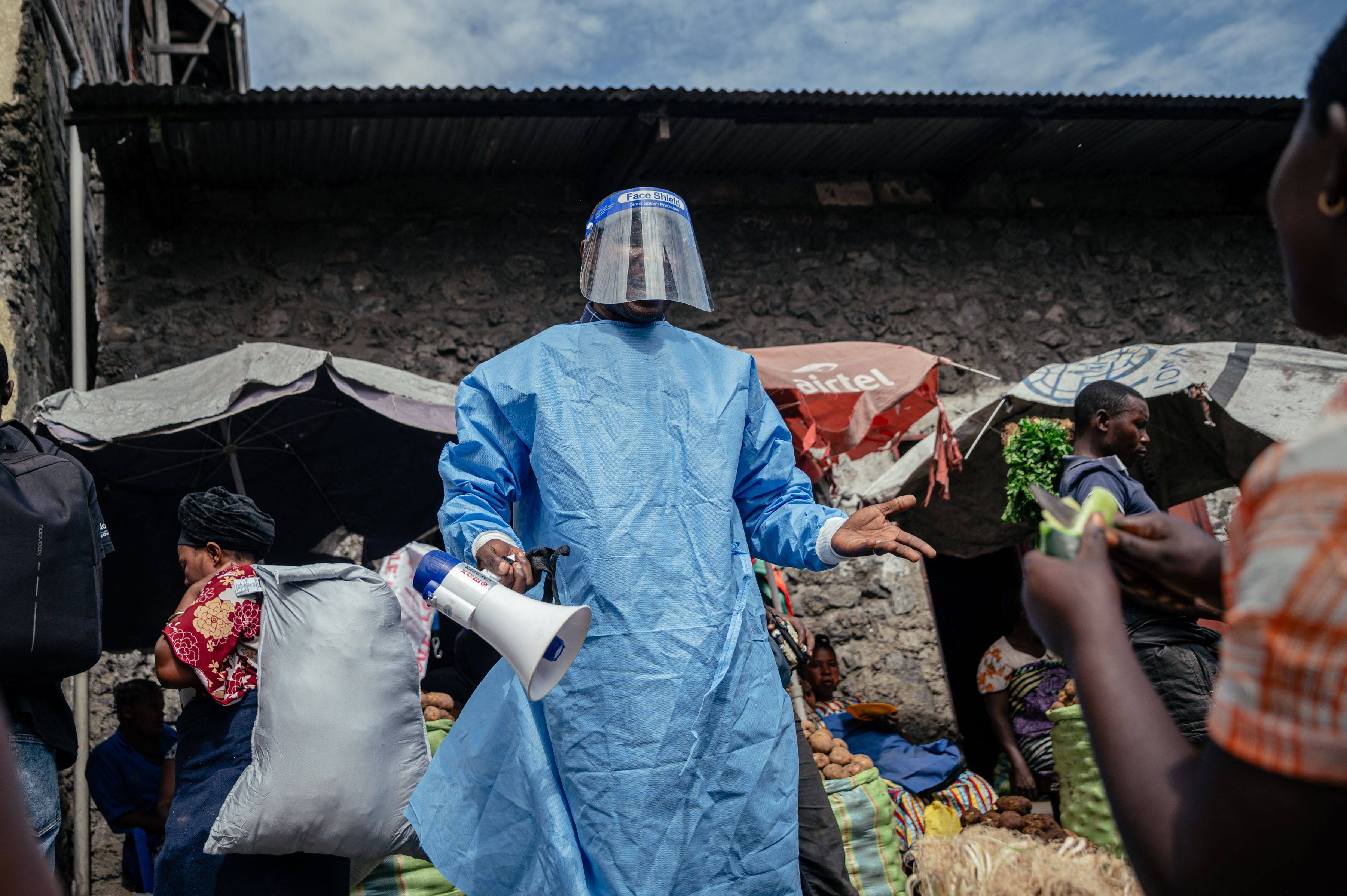 A community leader raises Ebola awareness among traders in Goma, DR Congo. Photo: AFP