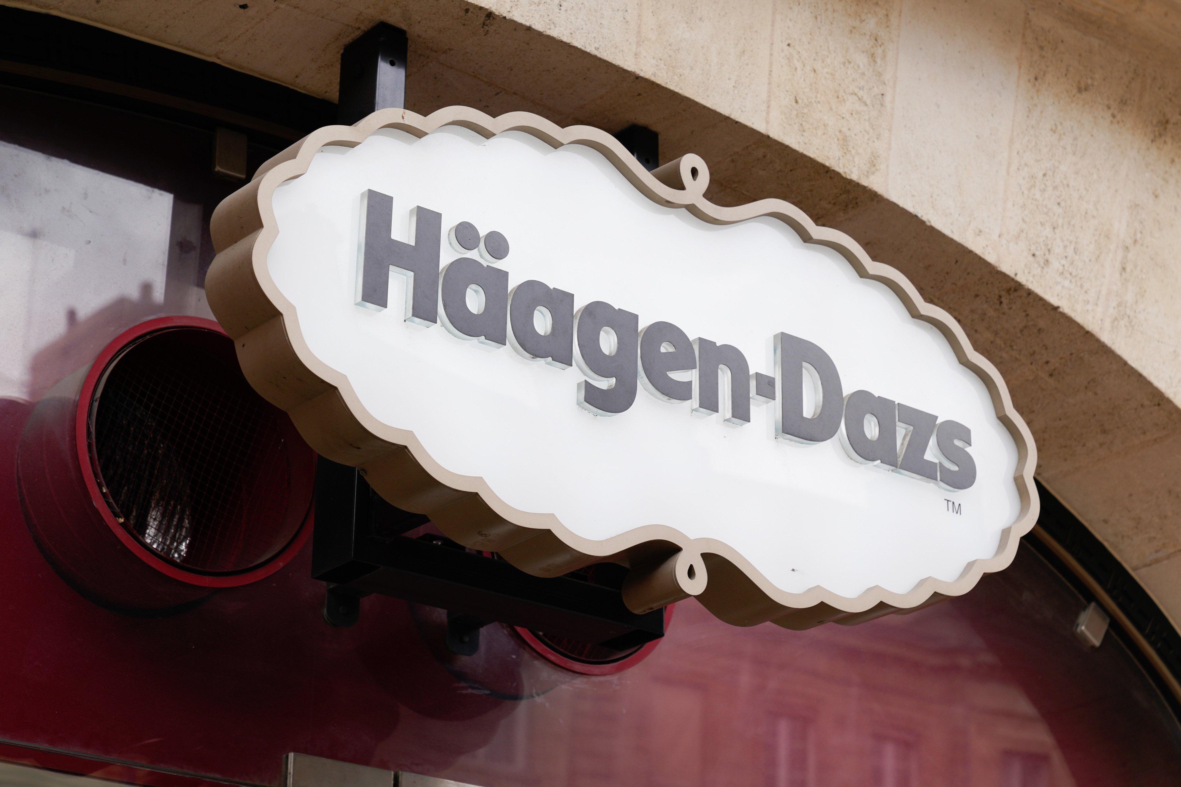 [Shutterstock] Bordeaux , Aquitaine / France - 10 17 2019 : Haagen-Dazs sign logo Häagen Dazs ice cream store shop.  Photo: Shutterstock
Stock Photo ID: 1535822942