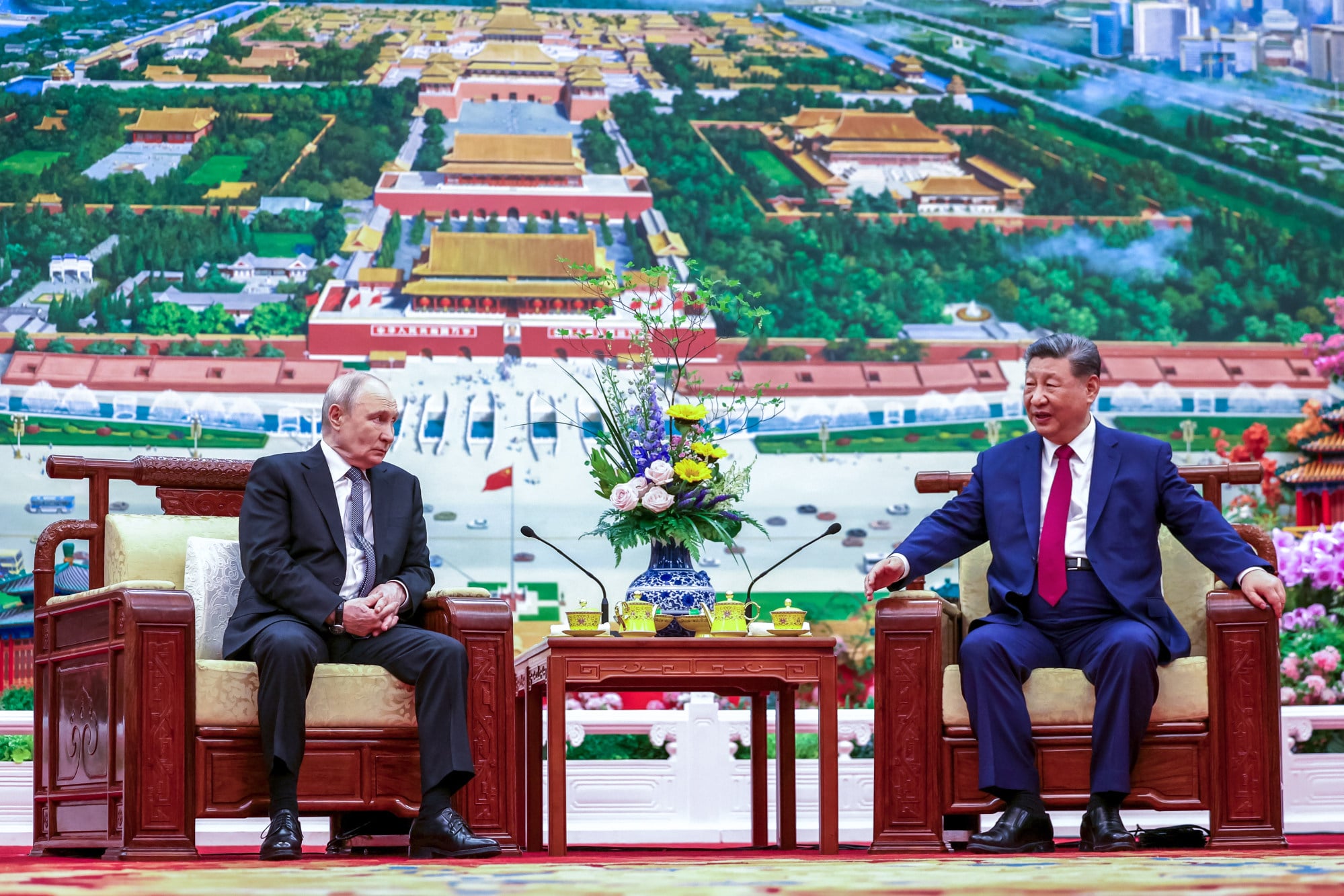 Russian President Vladimir Putin and Chinese President Xi Jinping attend a tea ceremony at the Great Hall of the People on May 20. Photo: Kremlin Pool via AP