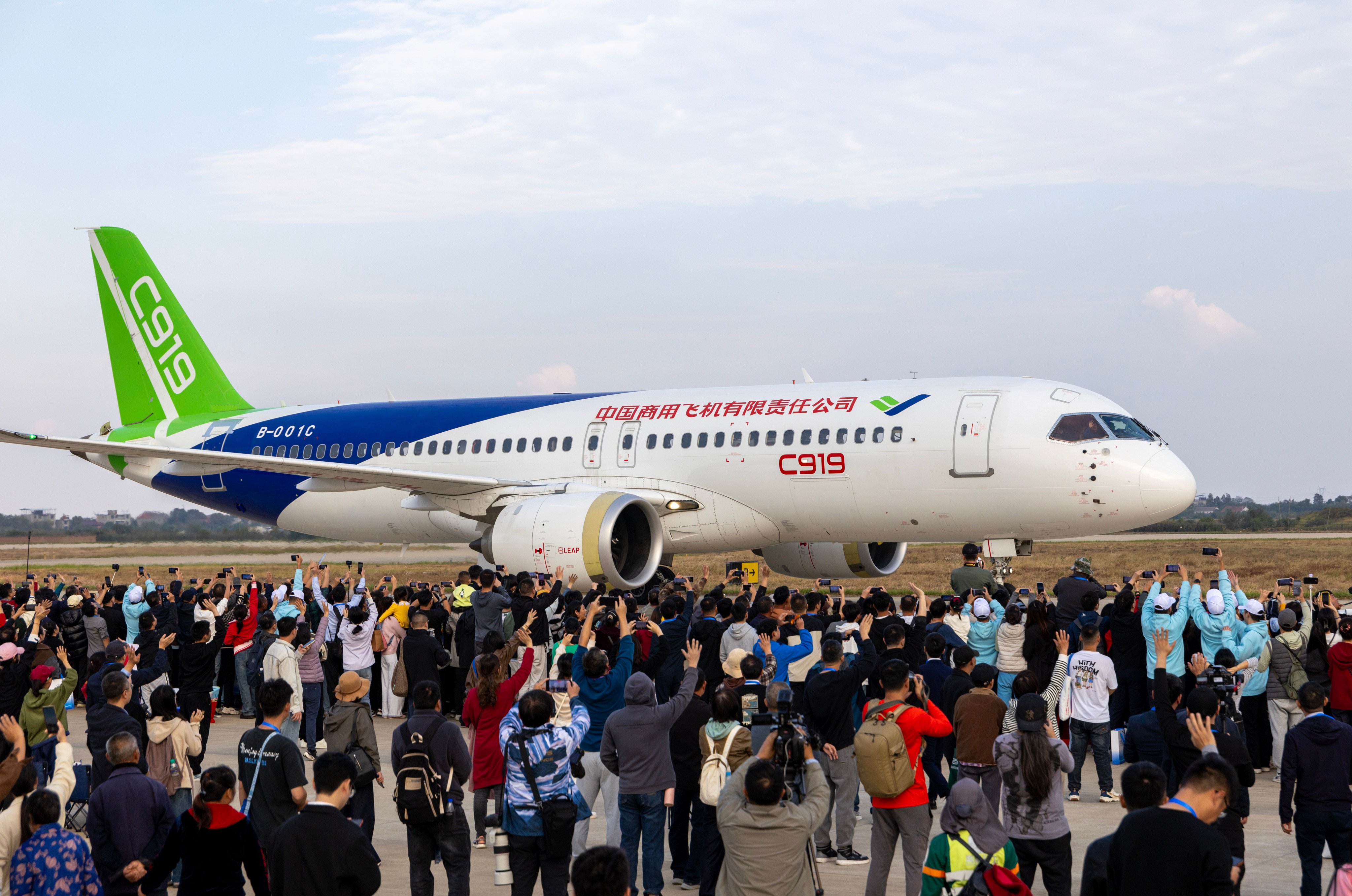 Spectators view China’s C919 aircraft during the 2025 Nanchang Air Show and Aviation Industry Expo at Yaohu Airport in Nanchang, Jiangxi Province. Photo: VCG/VCG via Getty Images