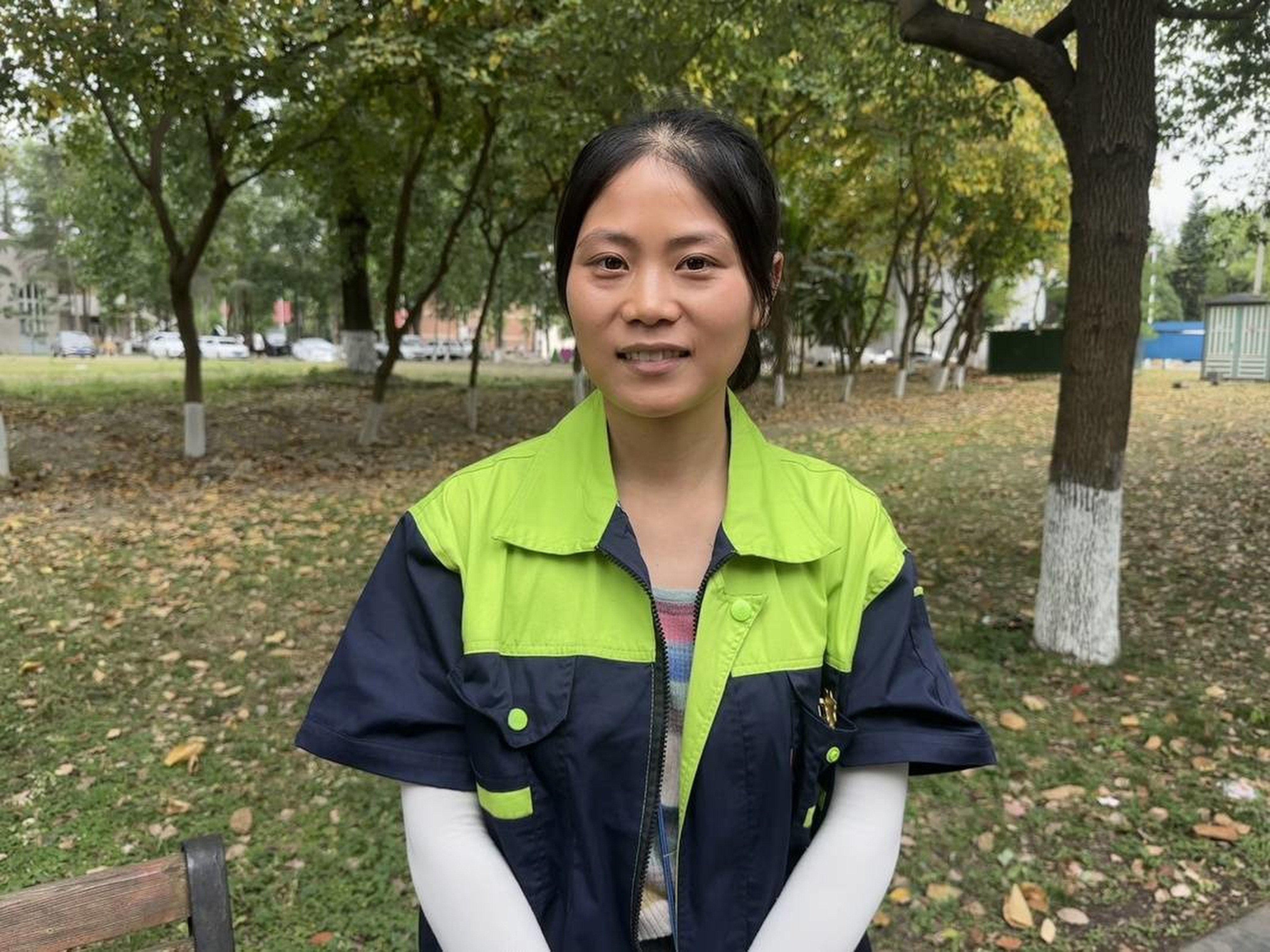 A university cleaner in China who was inspired by the students around her while she was working has made graduate school after a year of self-study Photo: sichuan.scol.com
