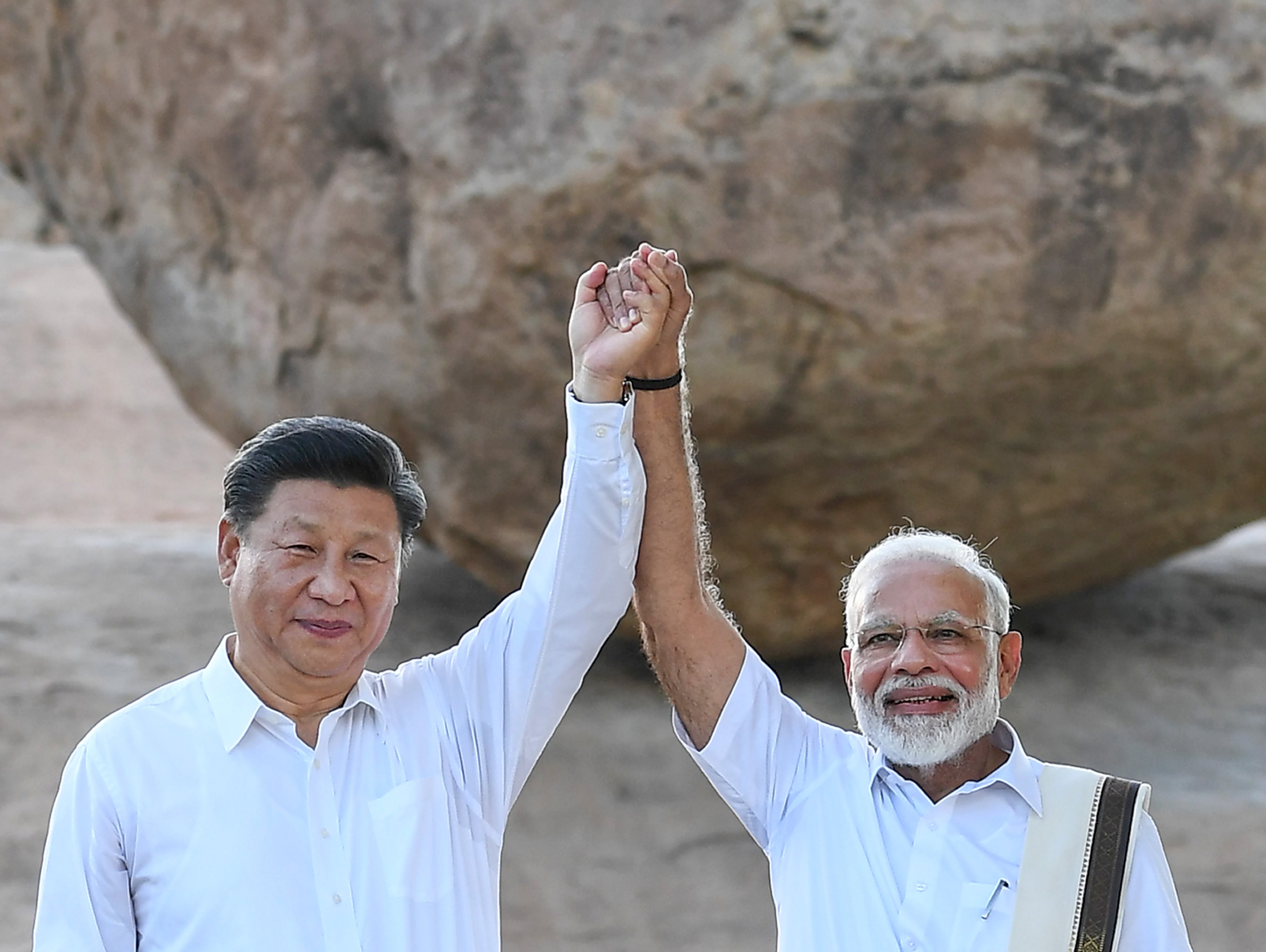 Chinese President Xi Jinping and Indian Prime Minister Narendra Modi visit the Vaan Irai Kal monument as part of informal summit talks in Mamallapuram, India, on October 11, 2019. Photo: dpa