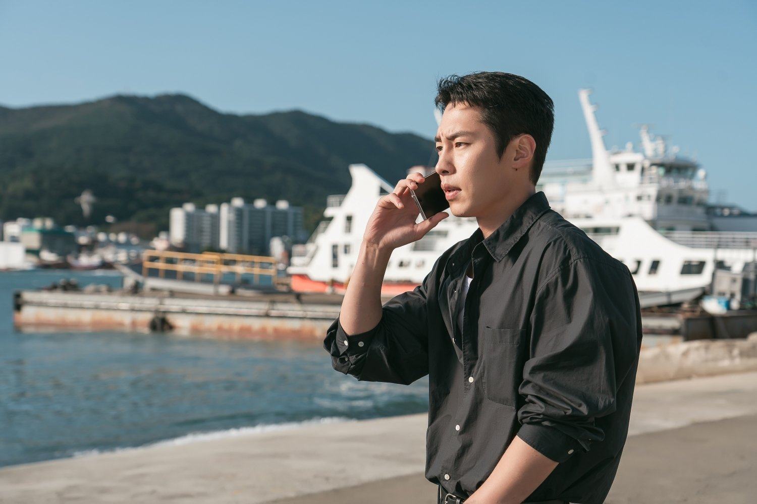 Lee Jae-wook as cosmetic surgeon Do Ji-ui in a still from Doctor on the Edge, a new Korean drama now streaming on Disney+.