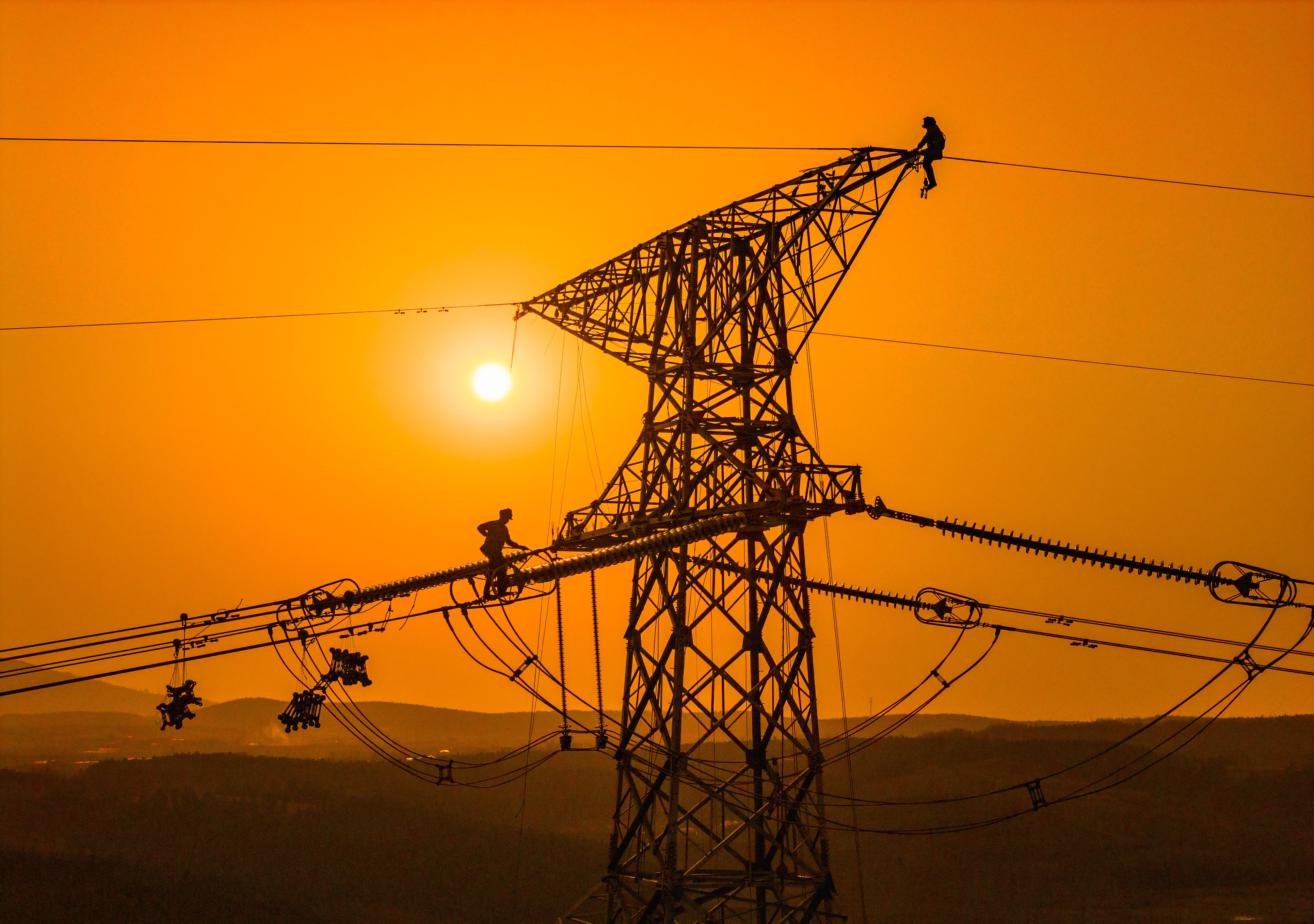 A new report says China’s “wasted” wind and solar energy stems from inflexible grid management that continues to position coal as a stabilising source of power and stymies a clean energy expansion. Photo: Xinhua