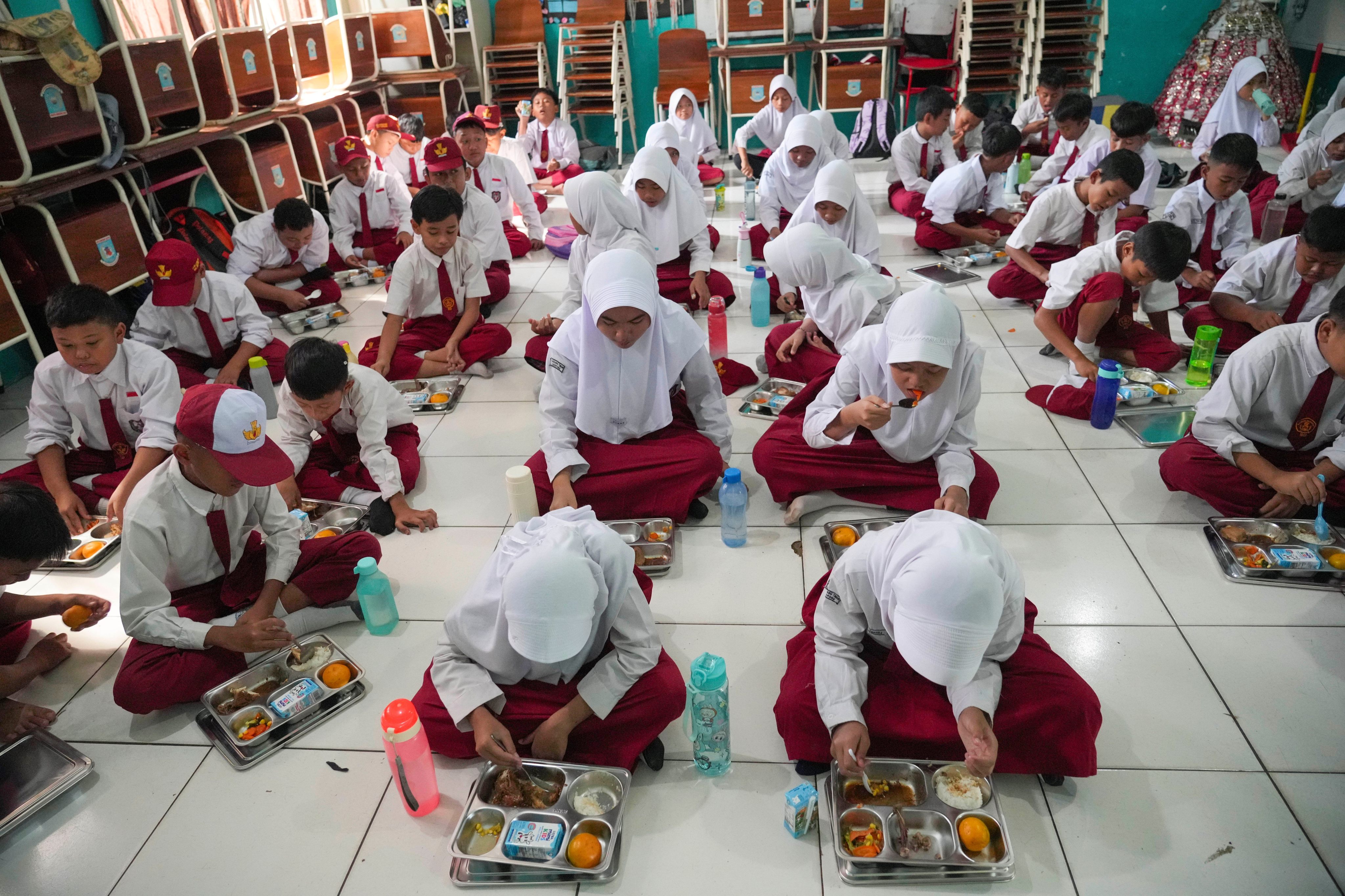 Students have their meals during the launch of President Prabowo Subianto’s ambitious free meal scheme in Banten, Indonesia, on January 6. Photo: AP