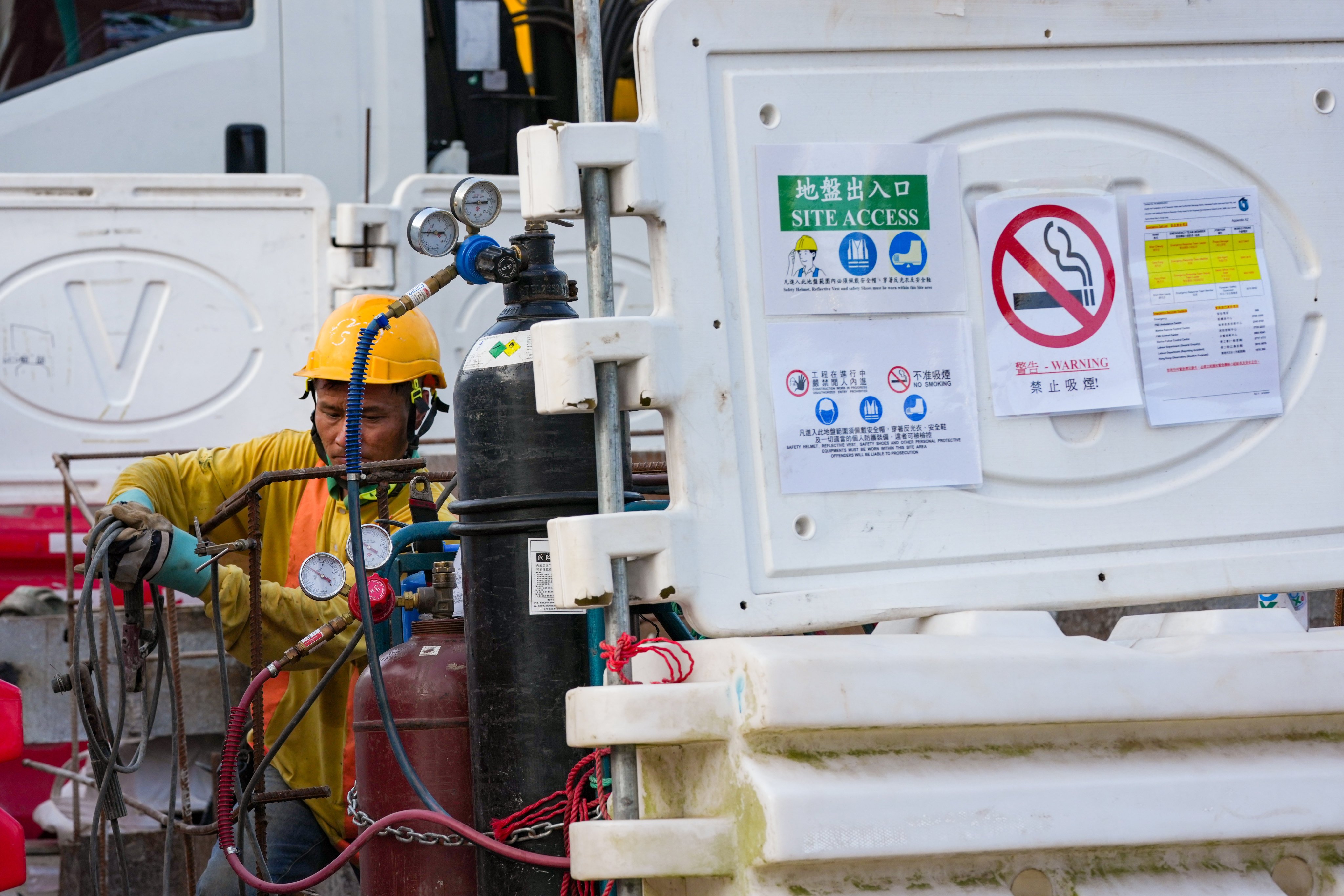 Contractors are also urged to display no-smoking signs on site. Photo: Jelly Tse