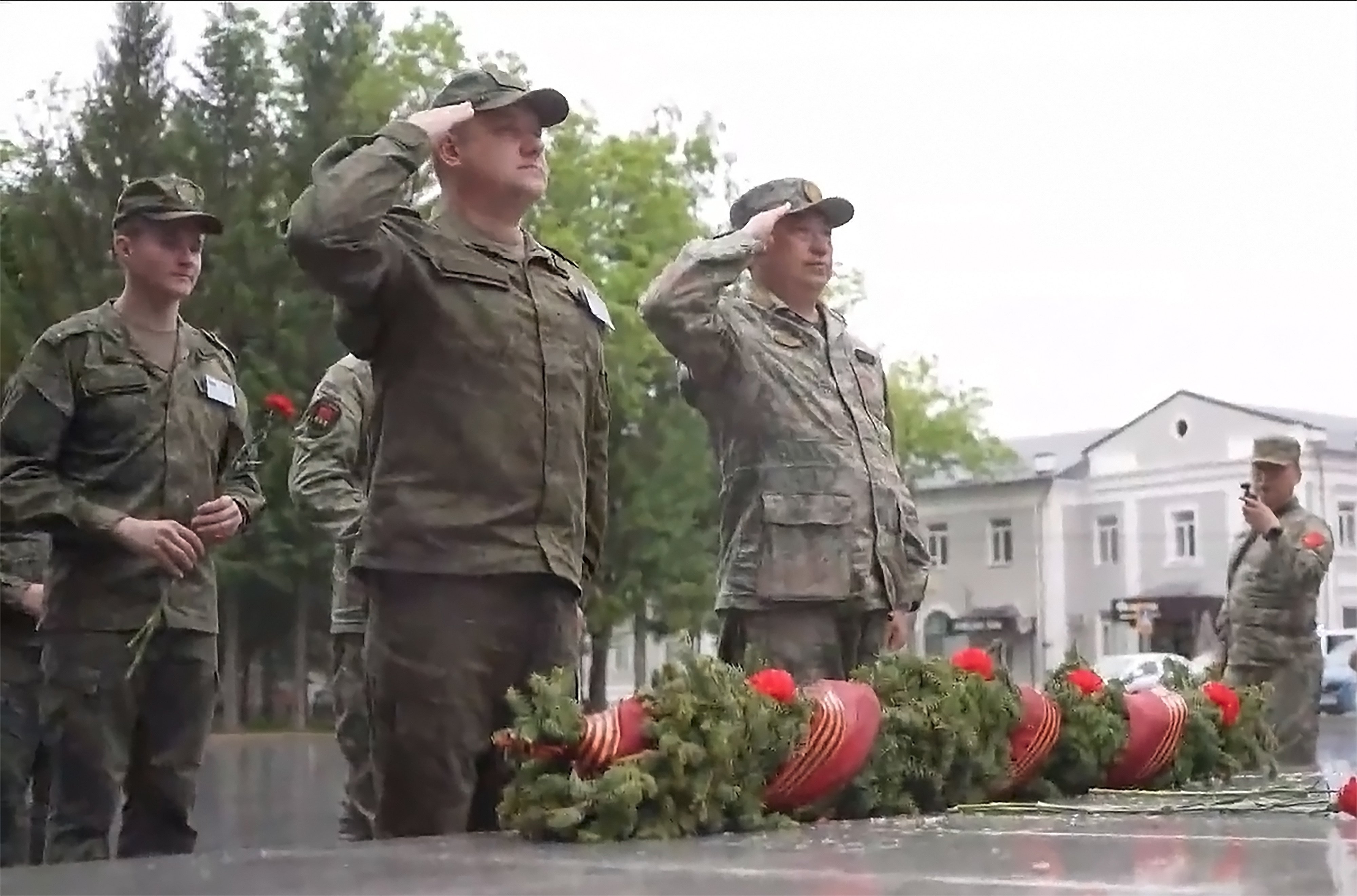 A PLA inspection team pays its respects at a memorial site during a visit to several facilities in Russia’s Eastern Military District this week. Photo: Tass