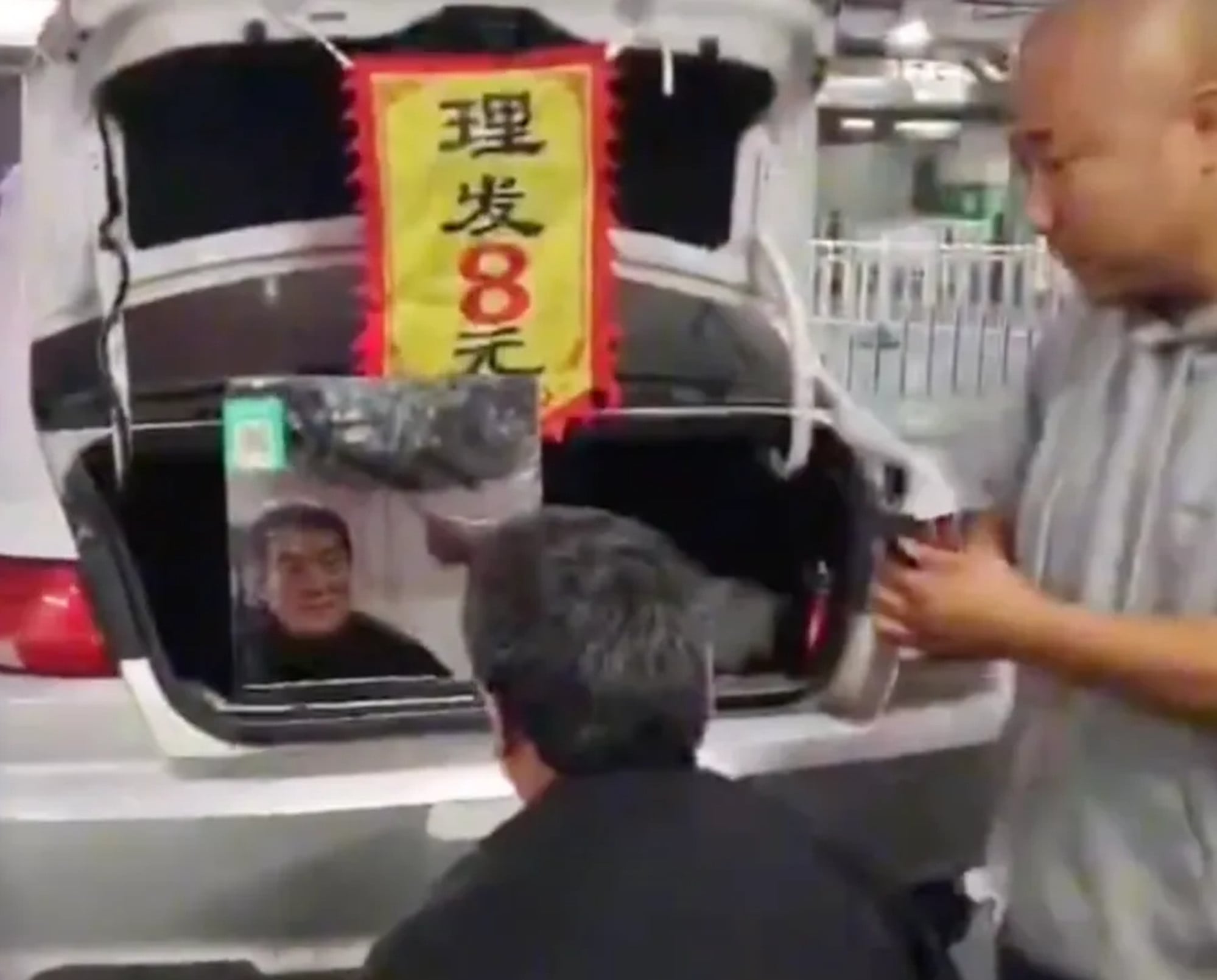 The driver above has branched out into offering haircuts as part of his service. Photo: QQ.com The driver above has branched out into offering haircuts as part of his service. Photo: QQ.com