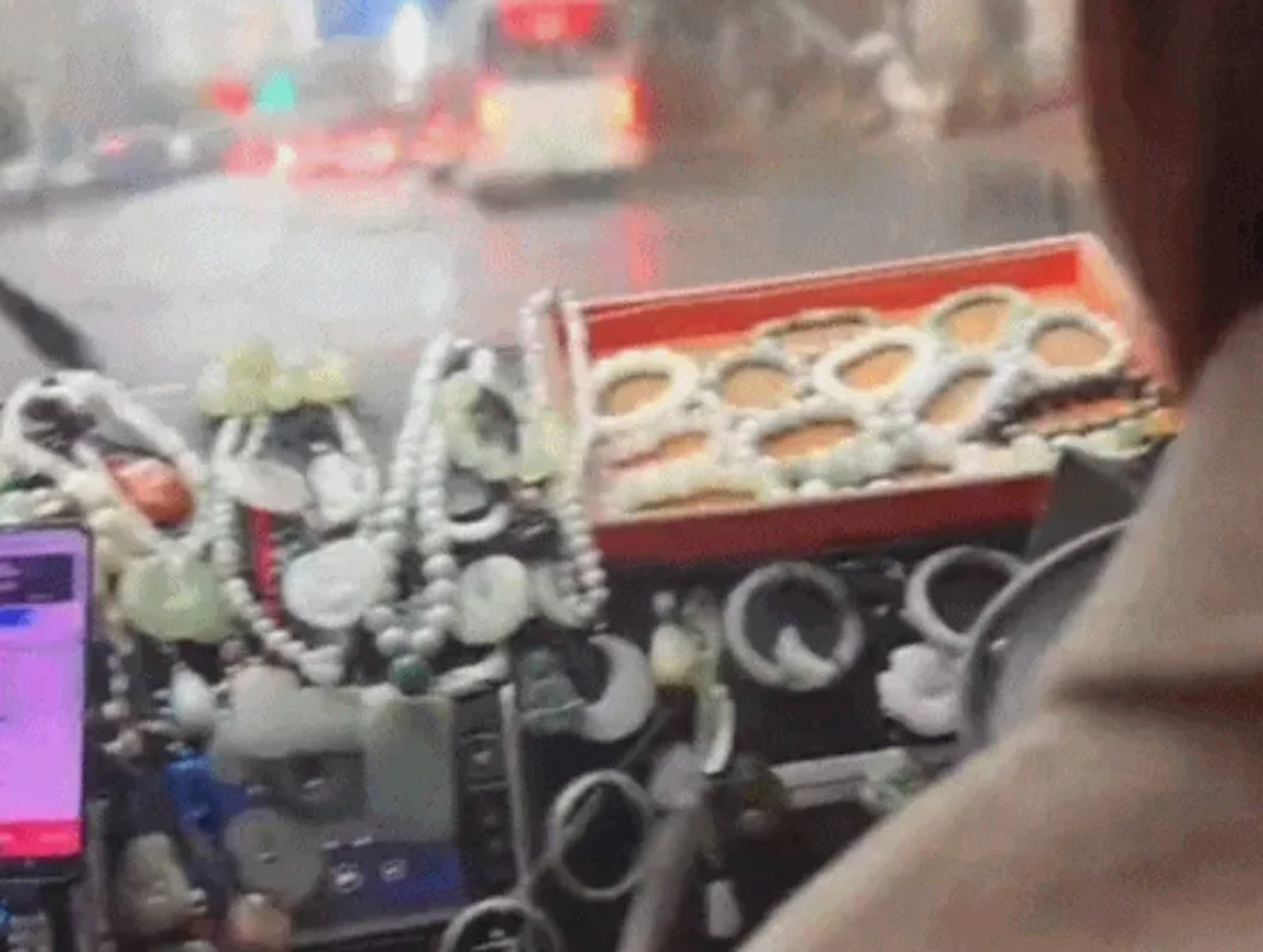 One taxi driver even sells a range of jade products in his car. Photo: QQ.com One taxi driver even sells a range of jade products in his car. Photo: QQ.com