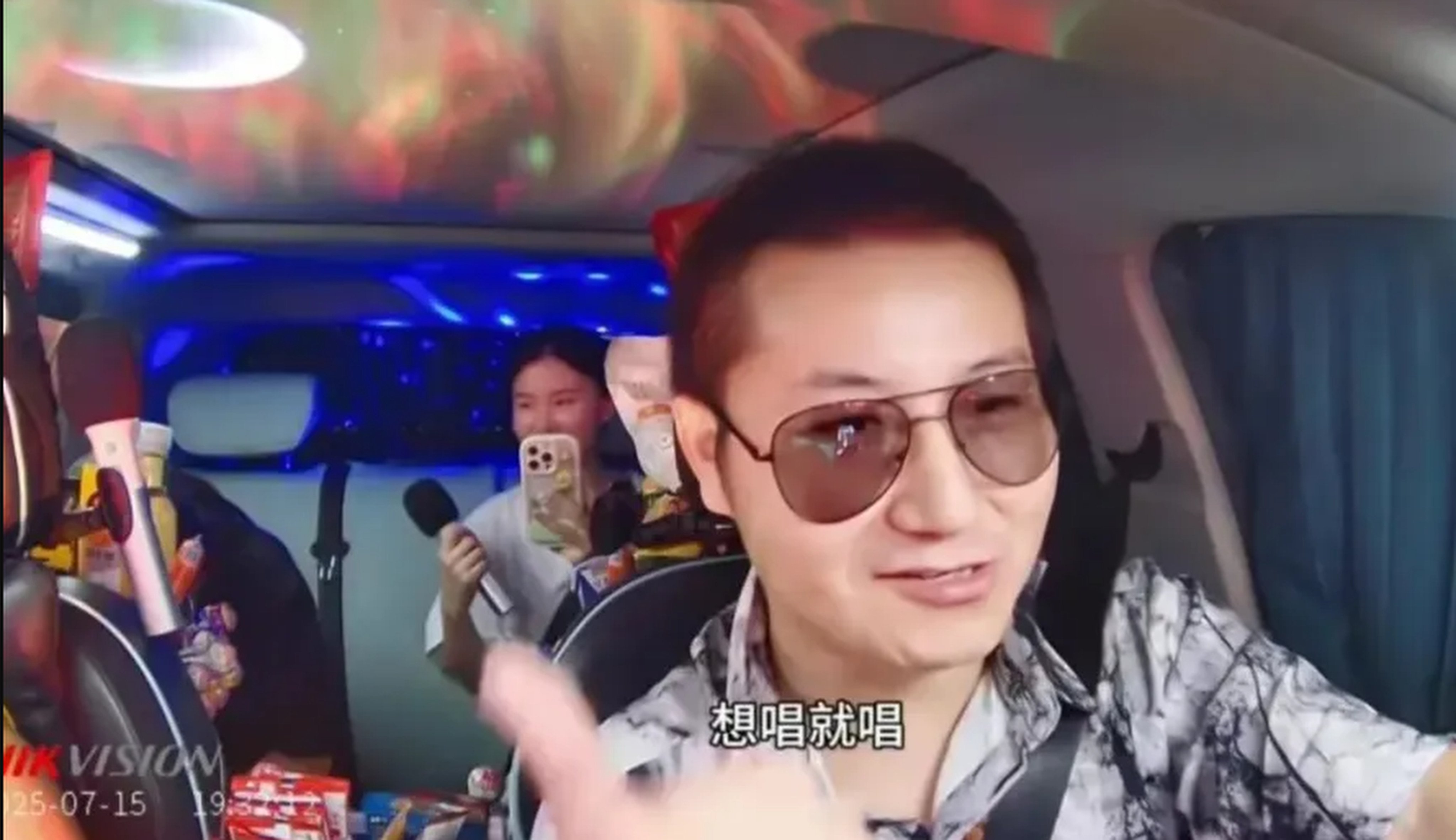 Chinese ride-sharing drivers are fiercely competing by offering diverse services, from coffee to affordable haircuts and karaoke, to attract passengers. Photo: QQ.com