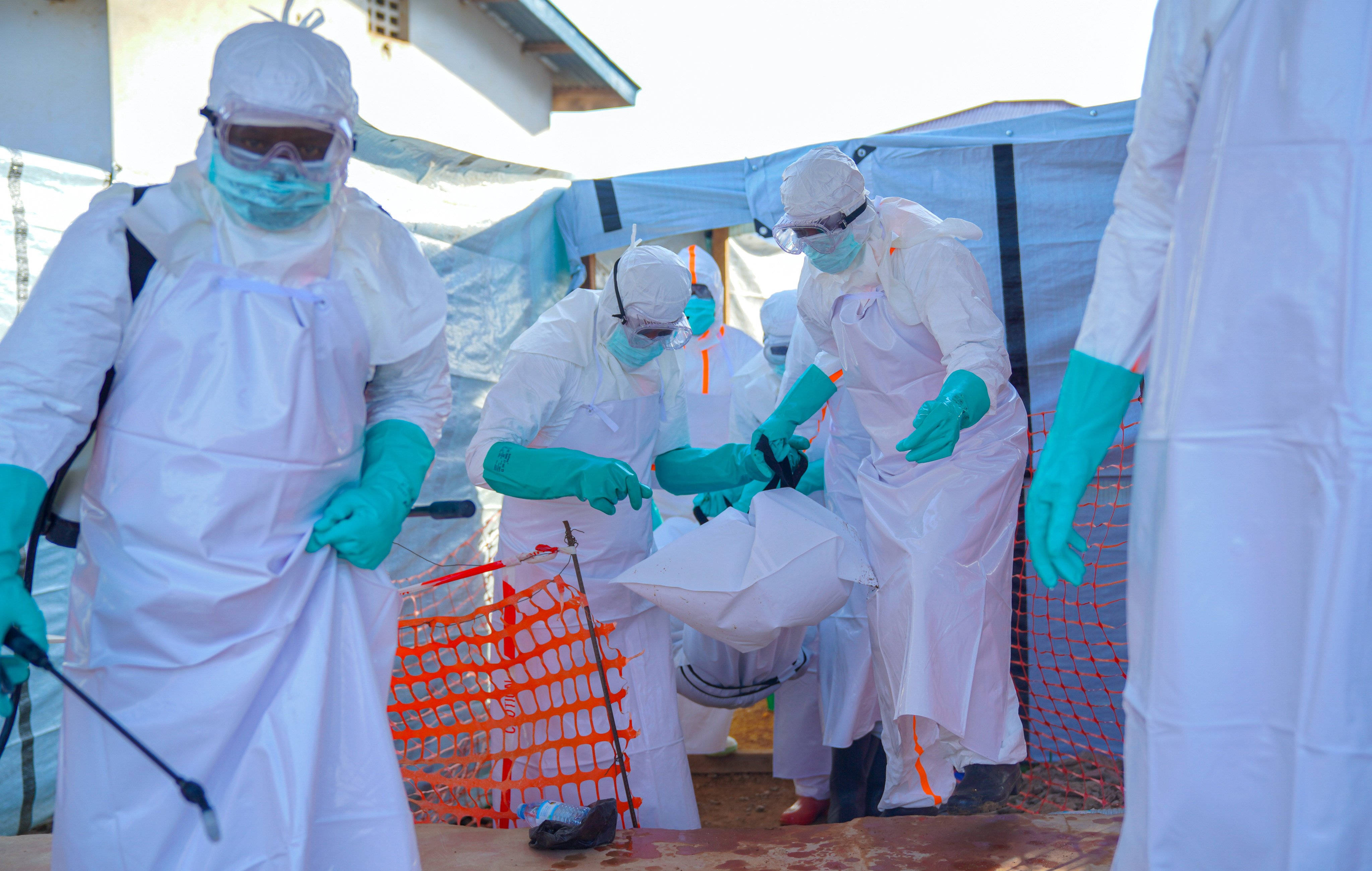 Medical staff in protective gear tend to the body of an Ebola victim at a hospital in Bunia, Ituri province, in the Democratic Republic of Congo on June 3. Photo: EPA