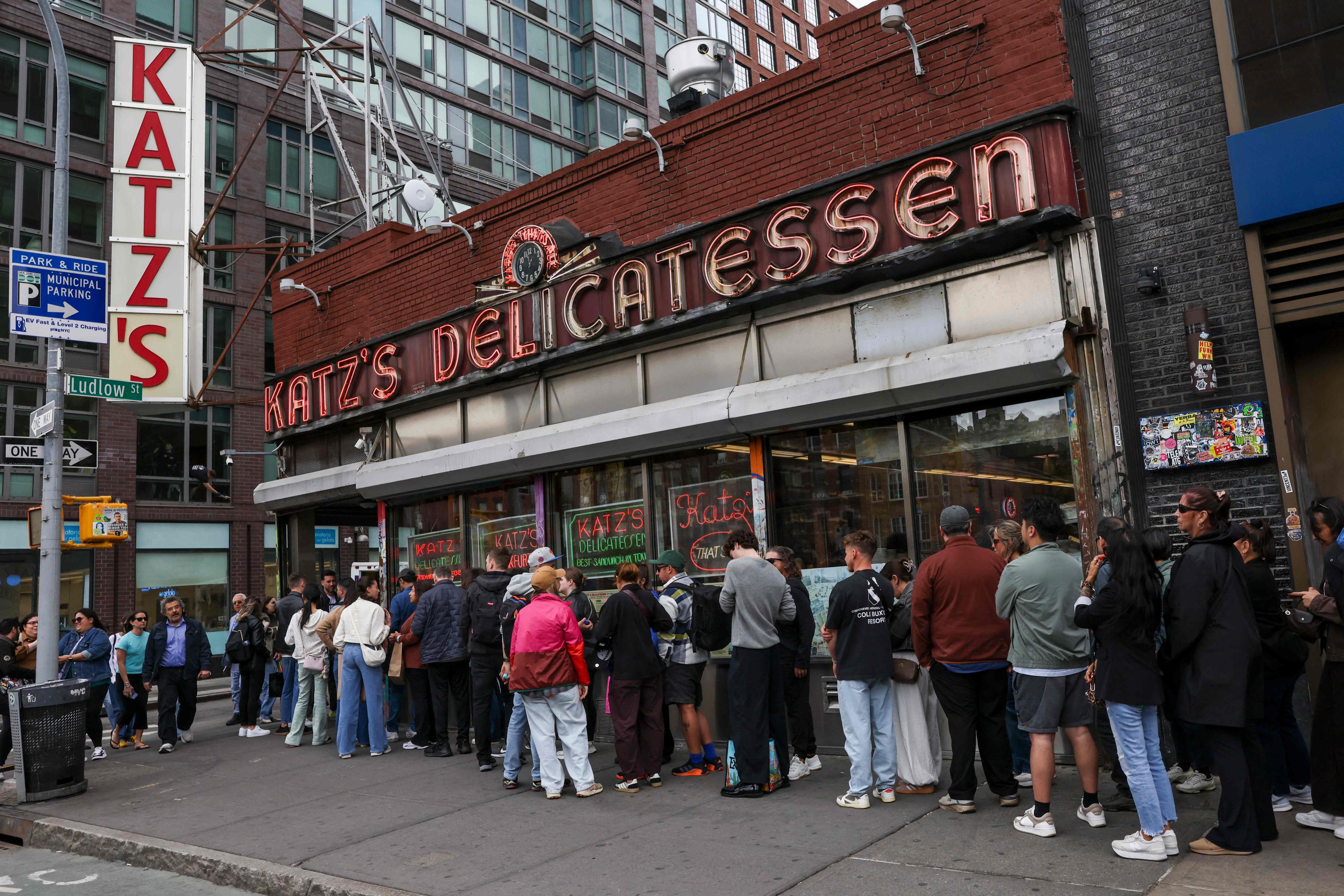 People queue outside Katzs Delicatessen in New York City on May 15. Photo: AFP