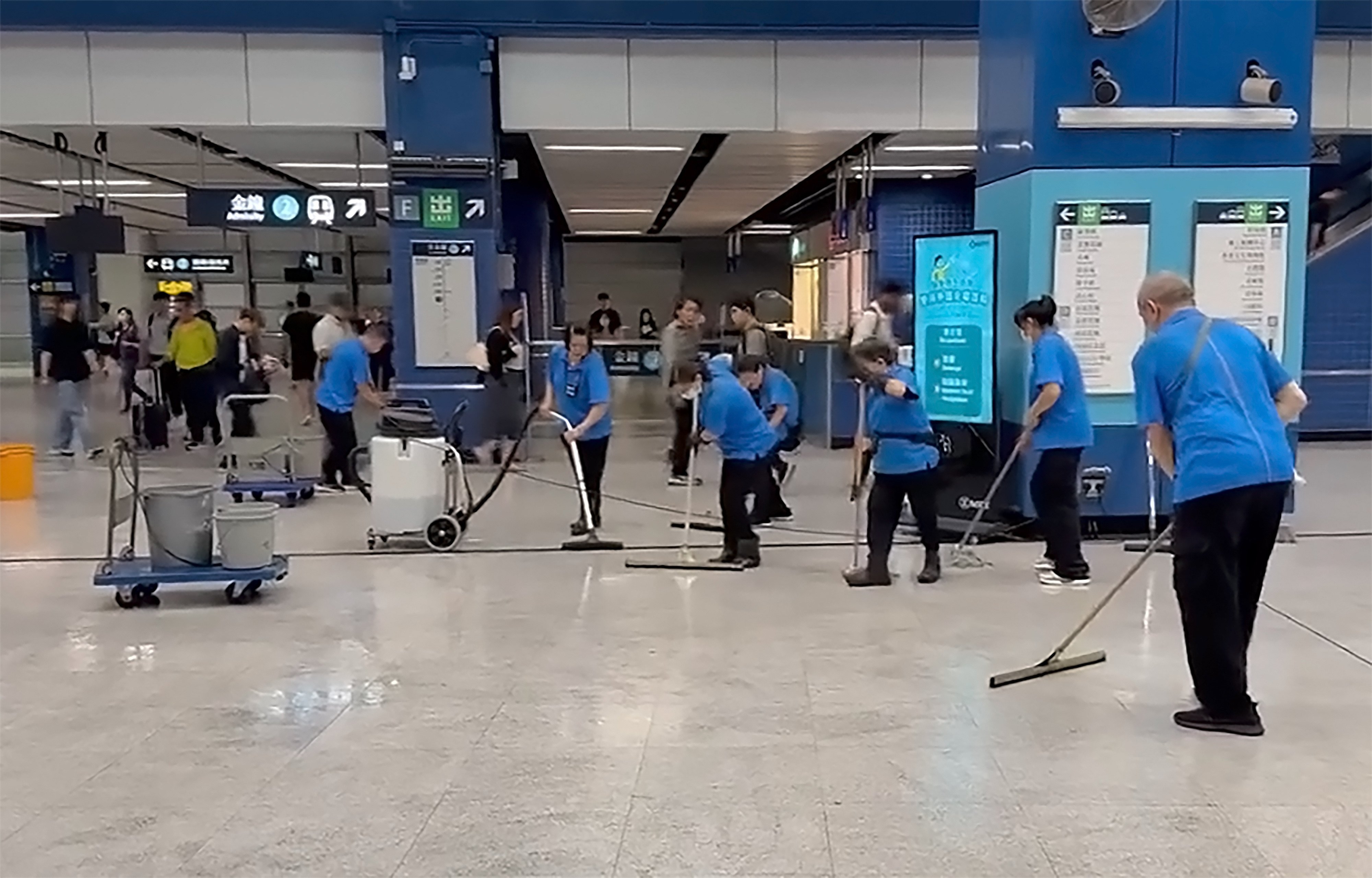Cleaners jump into action to clear the water at Tai Wai station. Photo: Threads/@lazybarista.coffee