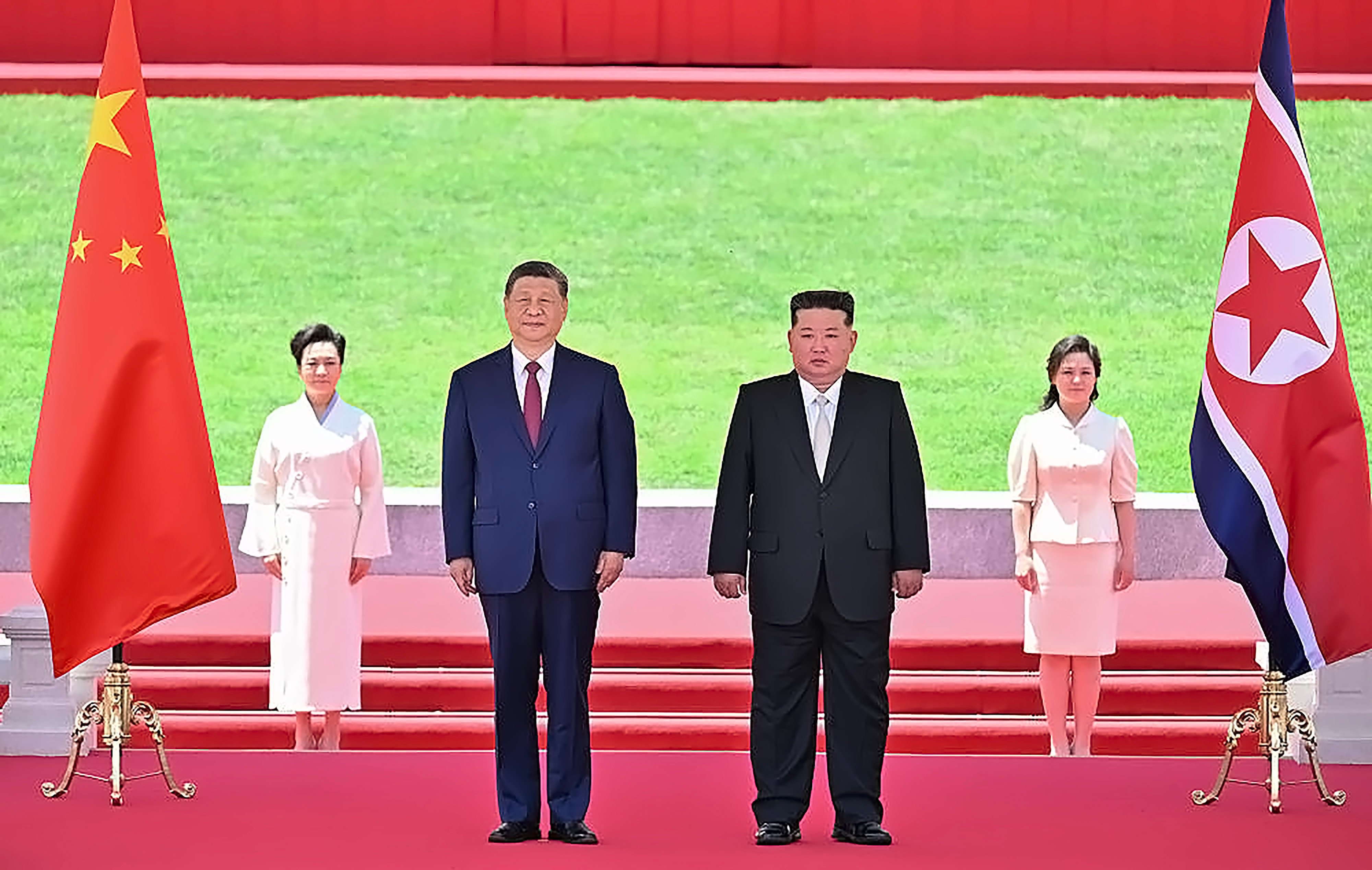 Xi Jinping and Kim Jong-un were accompanied by their wives, Peng Liyuan and Ri Sol-ju at the events welcoming the Chinese leader. Photo: Xinhua