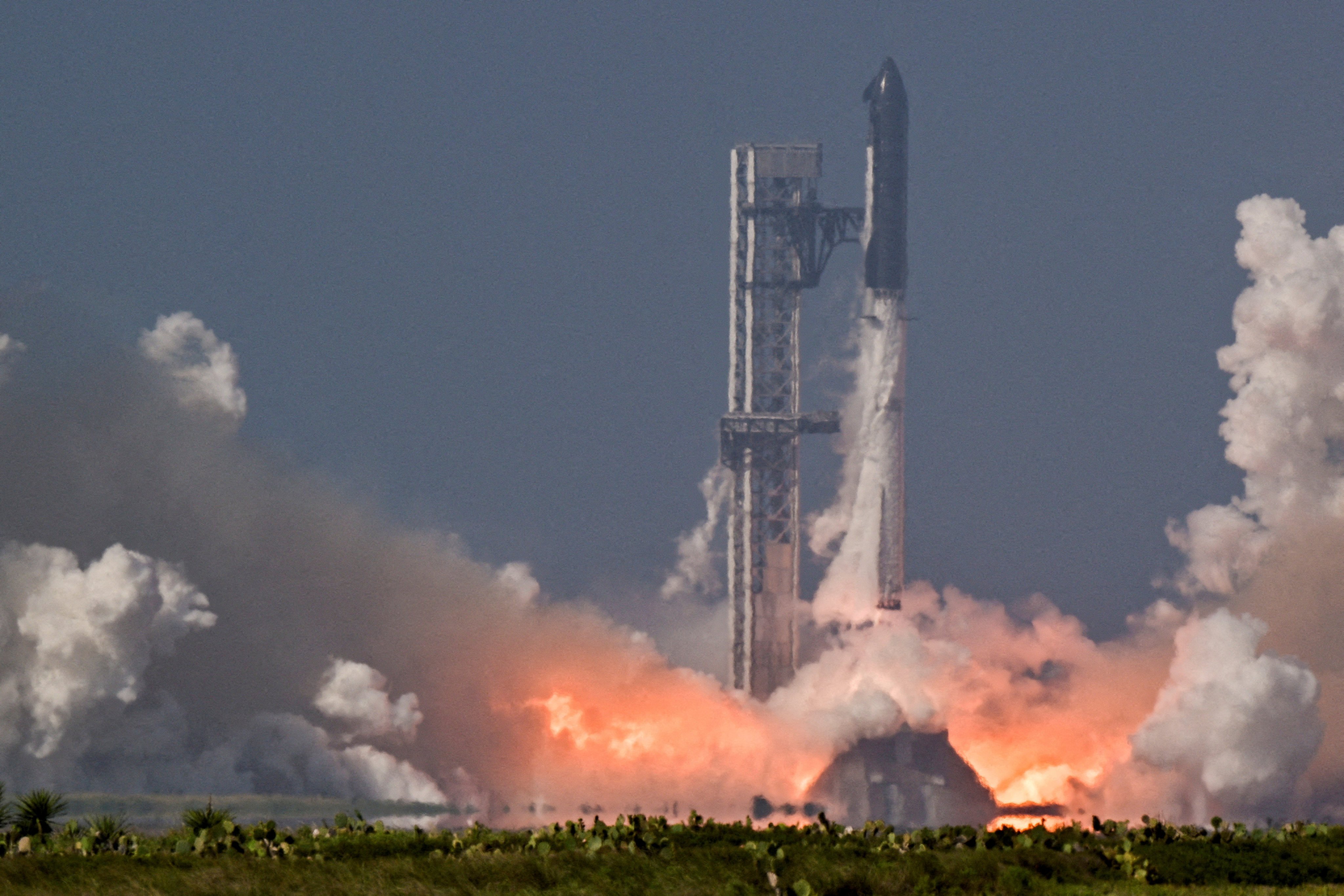 A SpaceX booster carrying the Starship spacecraft lifts off at Starbase, Texas, on May 22. Photo: Reuters