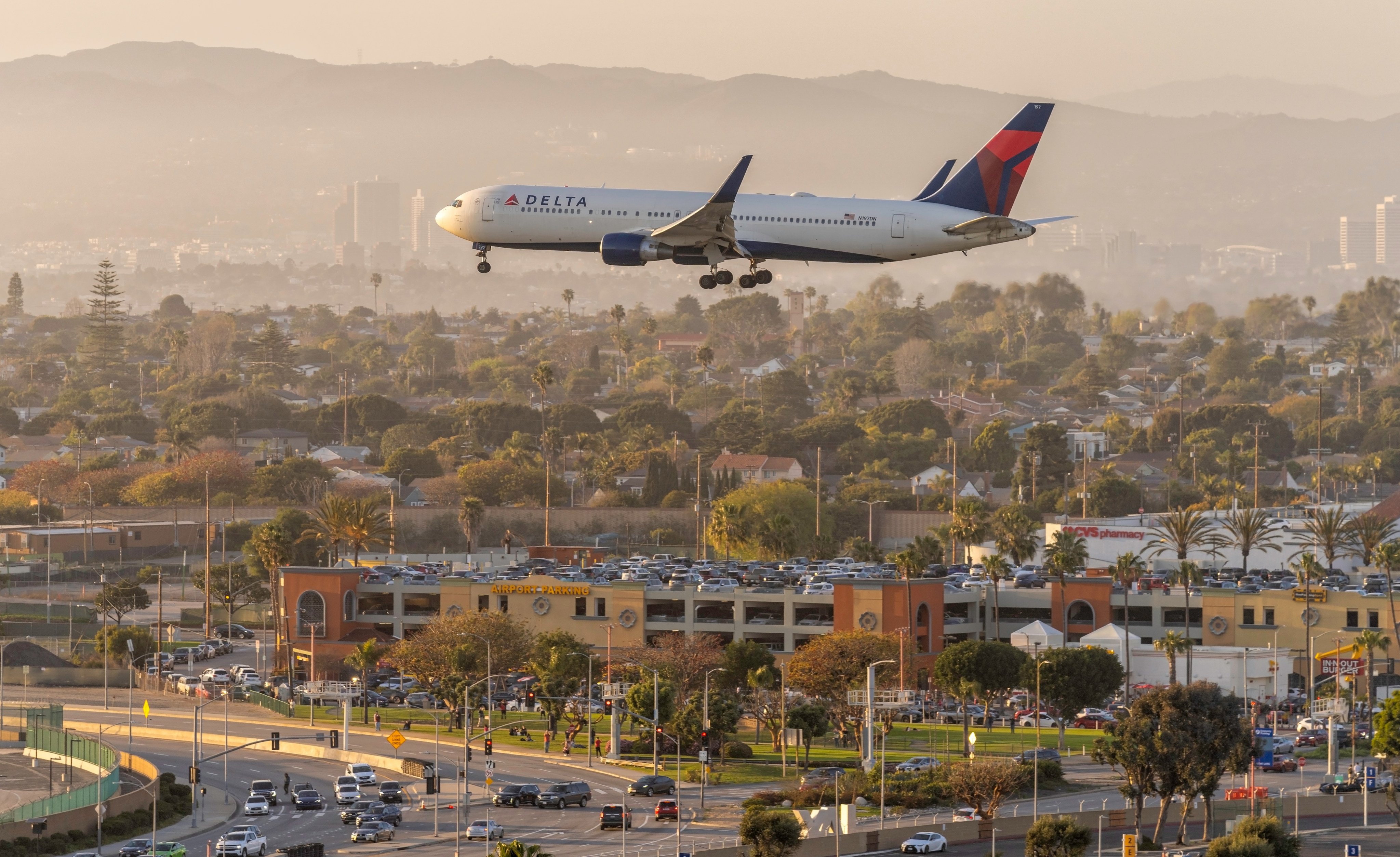 A Delta plane approaches the airport in Los Angeles. Photo: Handout