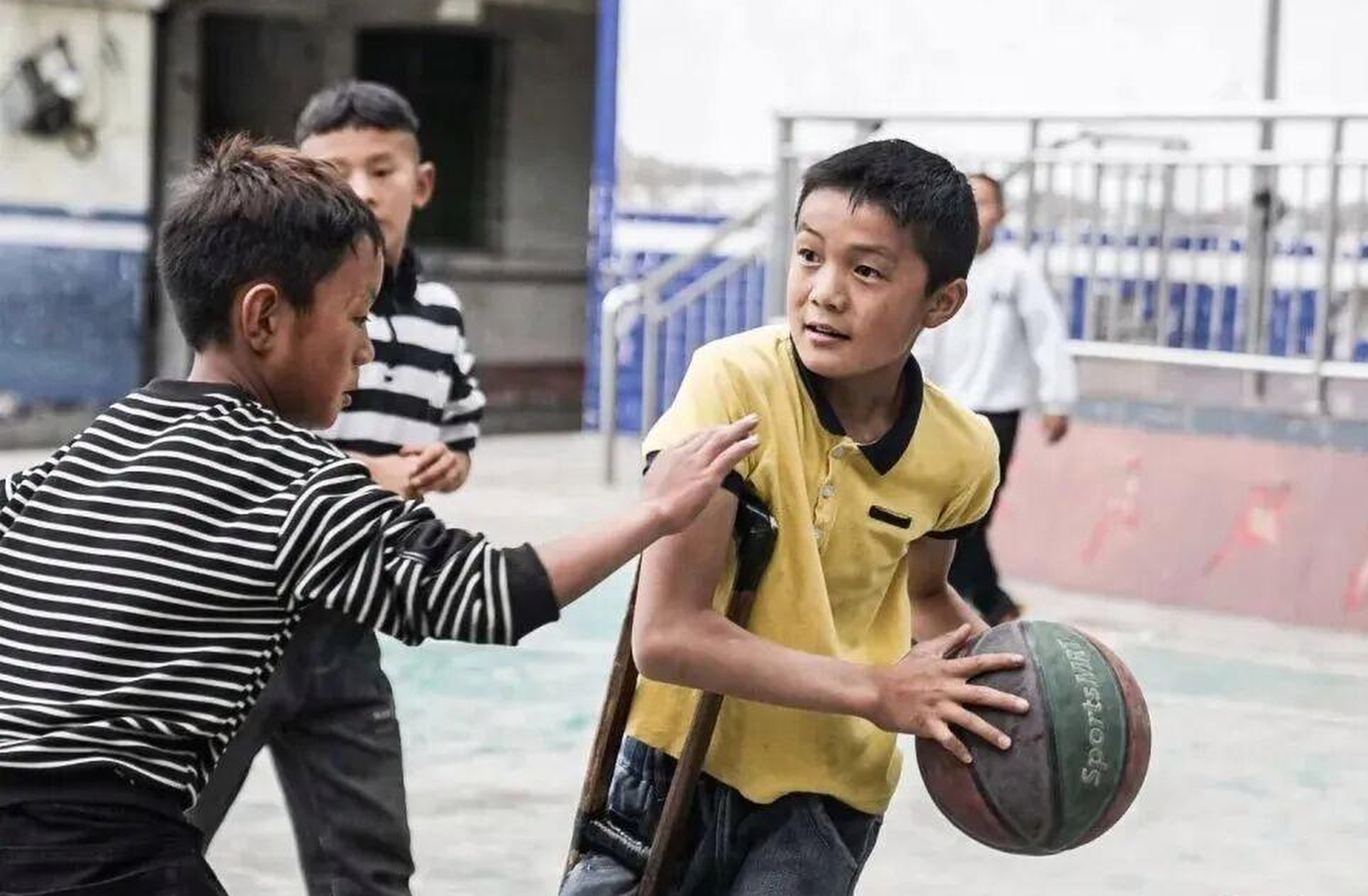 A Chinese boy from a poor rural family is dreaming of basketball glory despite only having one leg. Photo: Handout