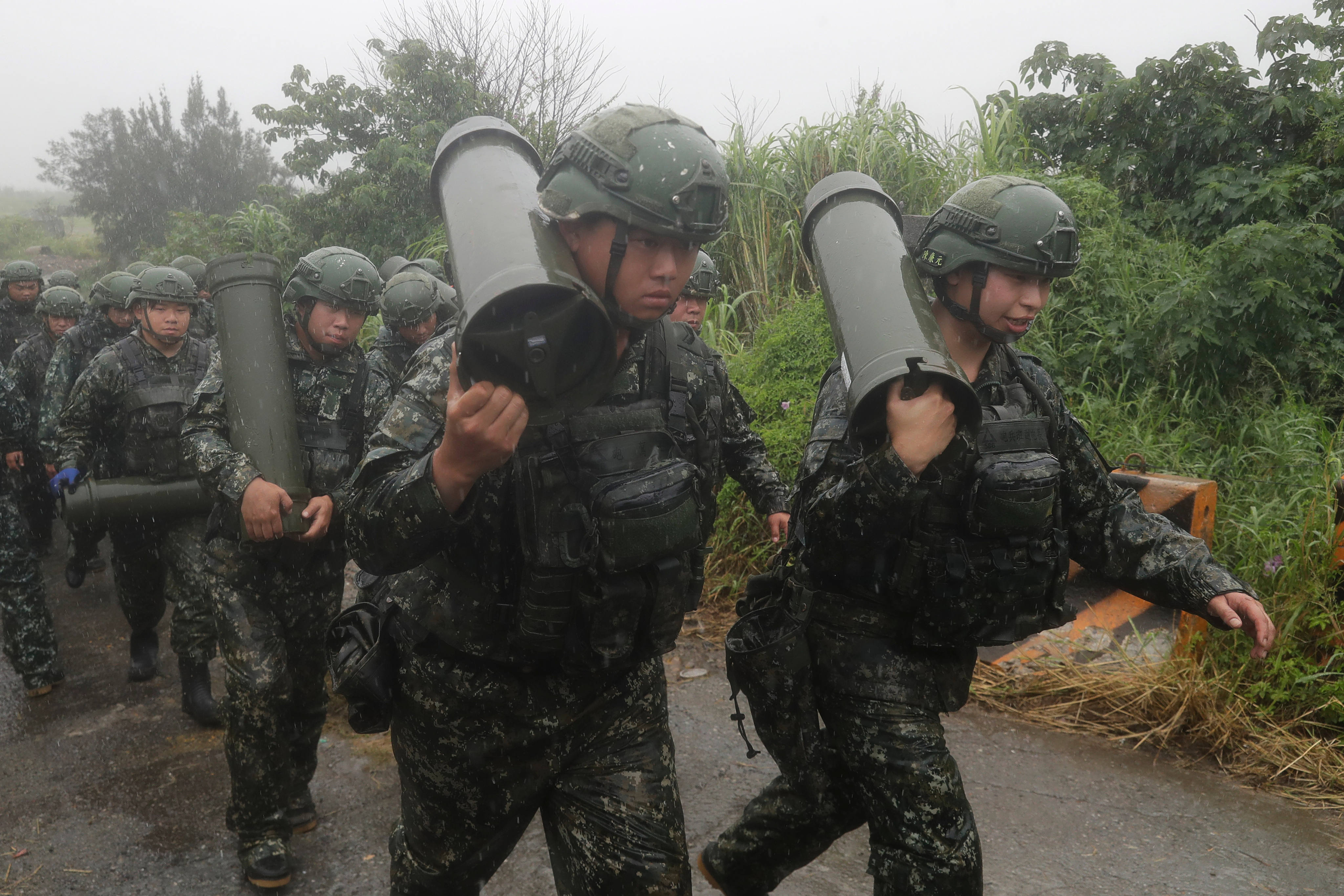 Taiwanese soldiers on the move during a military live-fire shooting training in Taichung, Taiwan, on Tuesday. Photo: AP