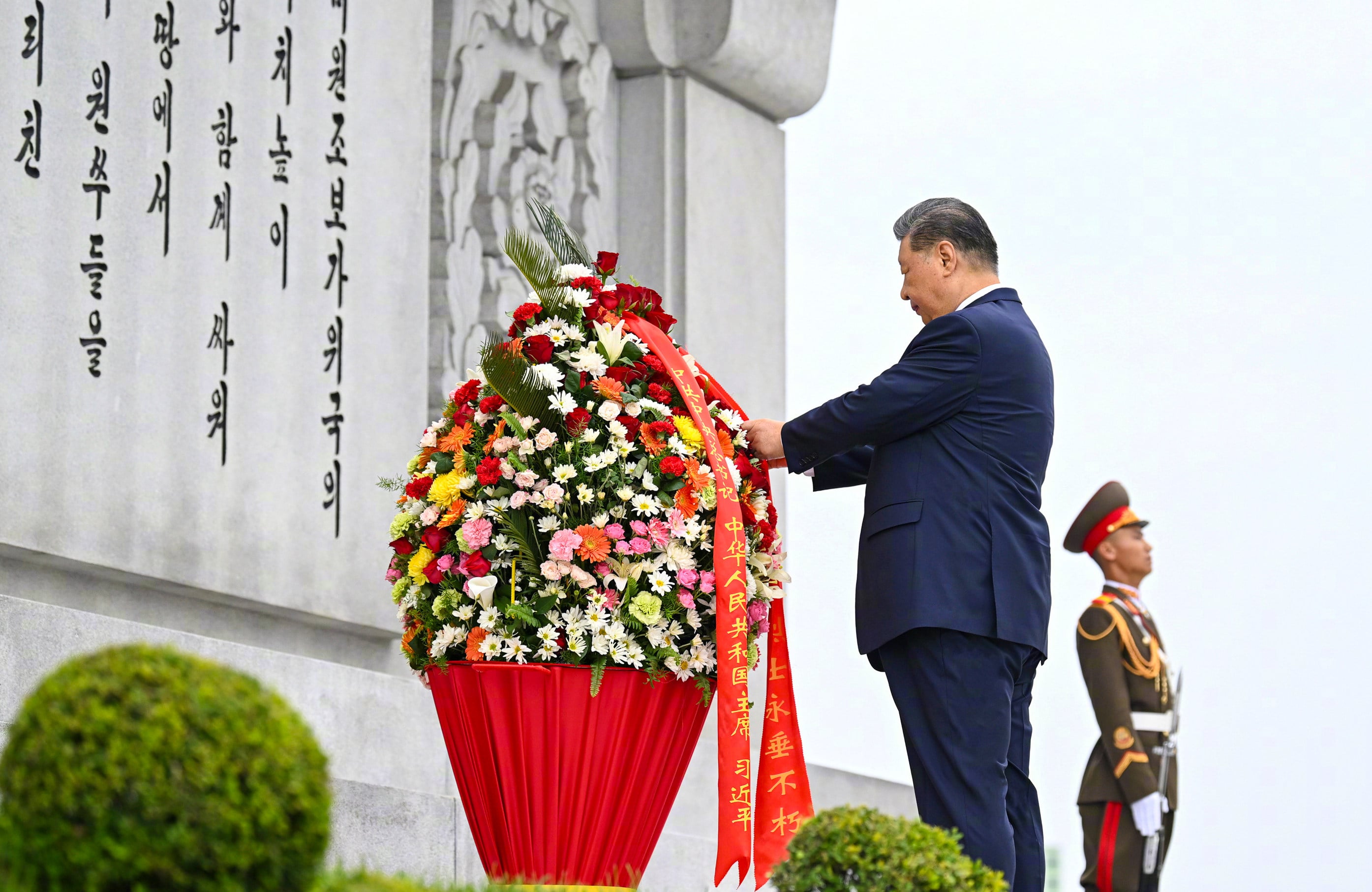 Chinese President Xi Jinping pays tribute at the Sino-Korean Friendship Tower in Moran Hill in Pyongyang, North Korea, on Tuesday. Xi is visiting North Korea for a two-day state visit. Photo: Xinhua