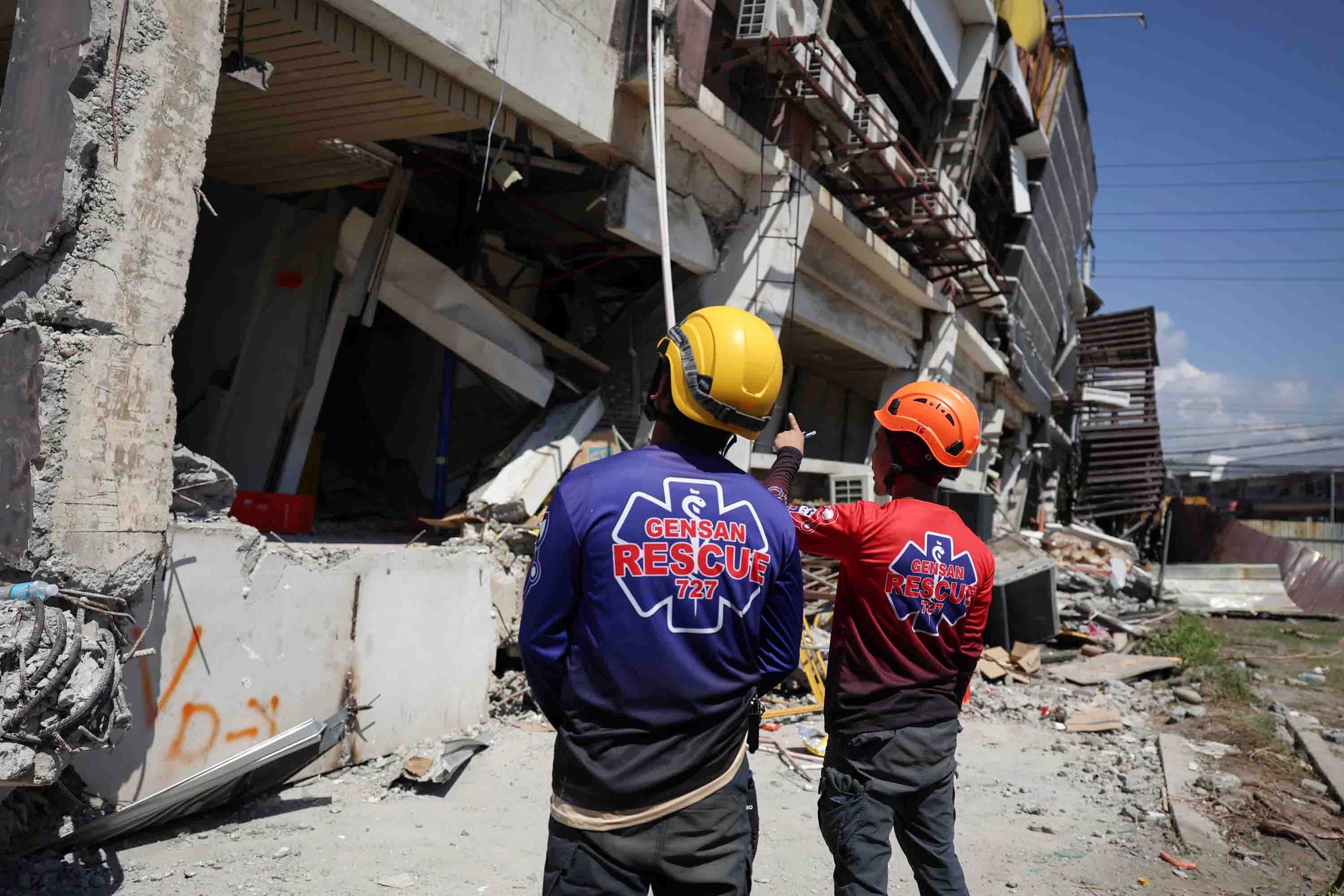 Rescuers inspect a damaged building following an earthquake in General Santos, Philippines. Photo: AP