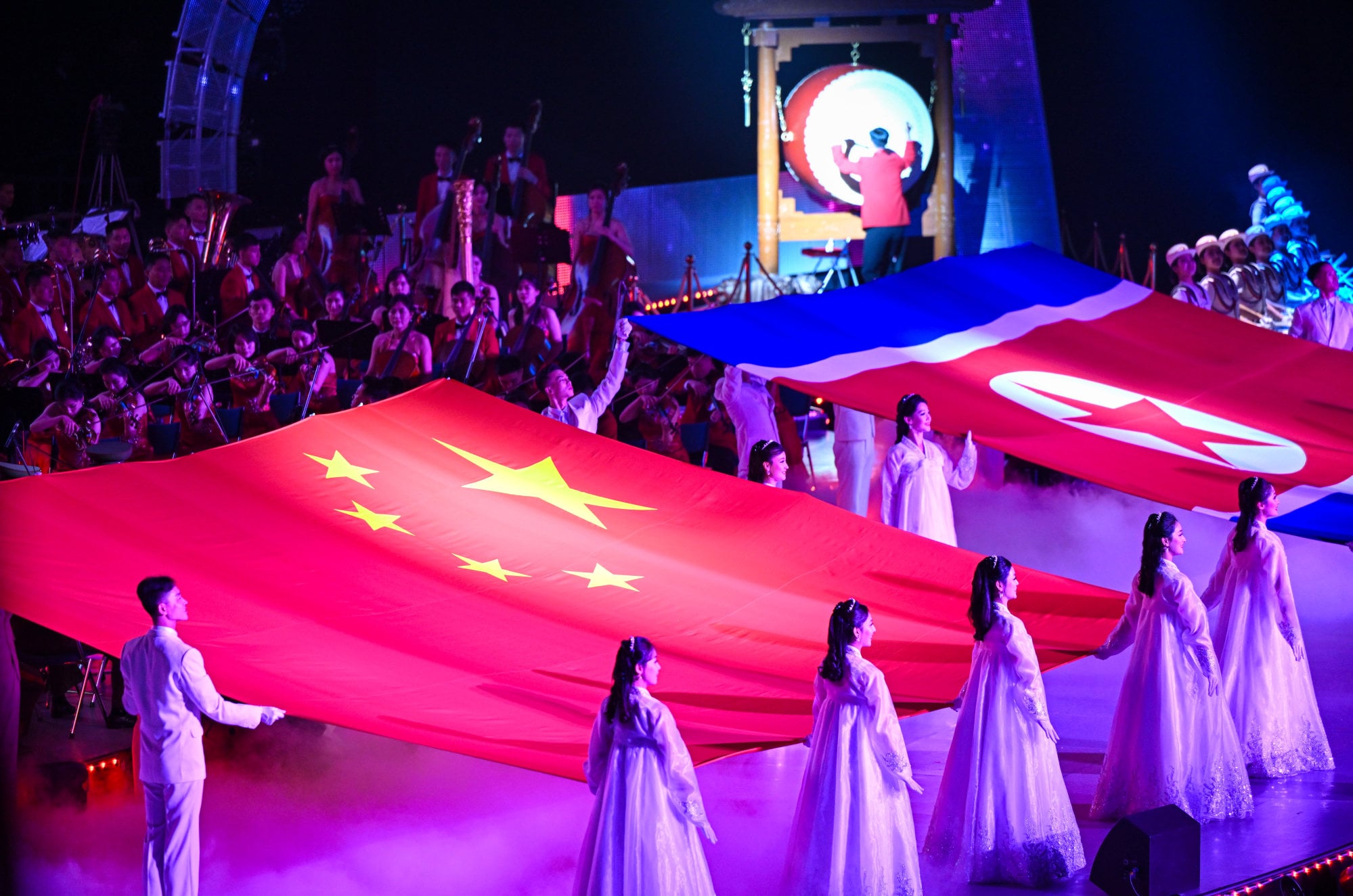 The Chinese leader and his wife attended a performance in Pyongyang on Monday night. Photo: Xinhua The Chinese leader and his wife attended a performance in Pyongyang on Monday night. Photo: Xinhua