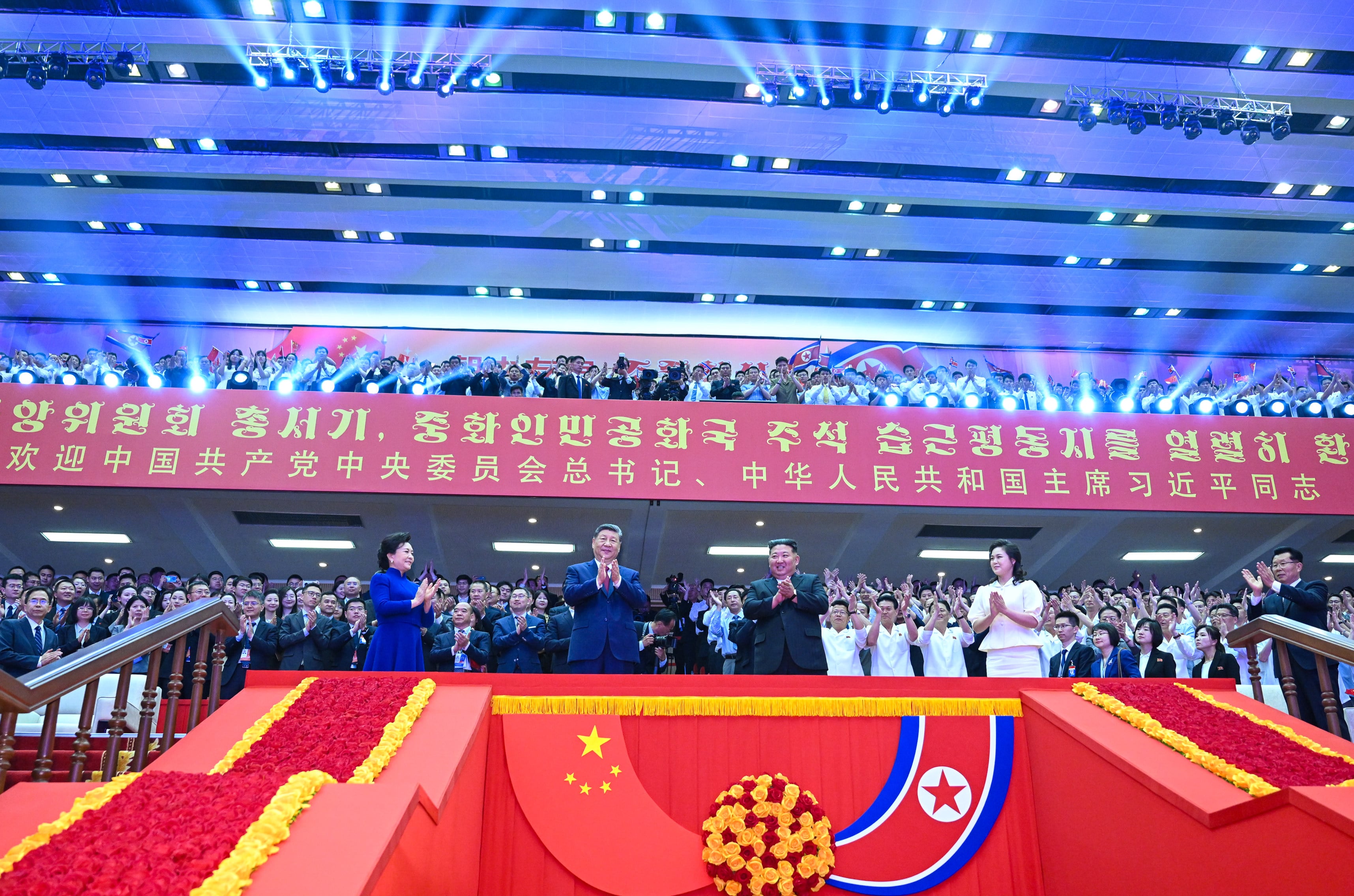 Chinese President Xi Jinping (second from left) and his wife, Peng Liyuan (left), pose with North Korean leader Kim Jong-un and his wife, Ri Sol-ju, in Pyongyang on Monday. Photo: Xinhua