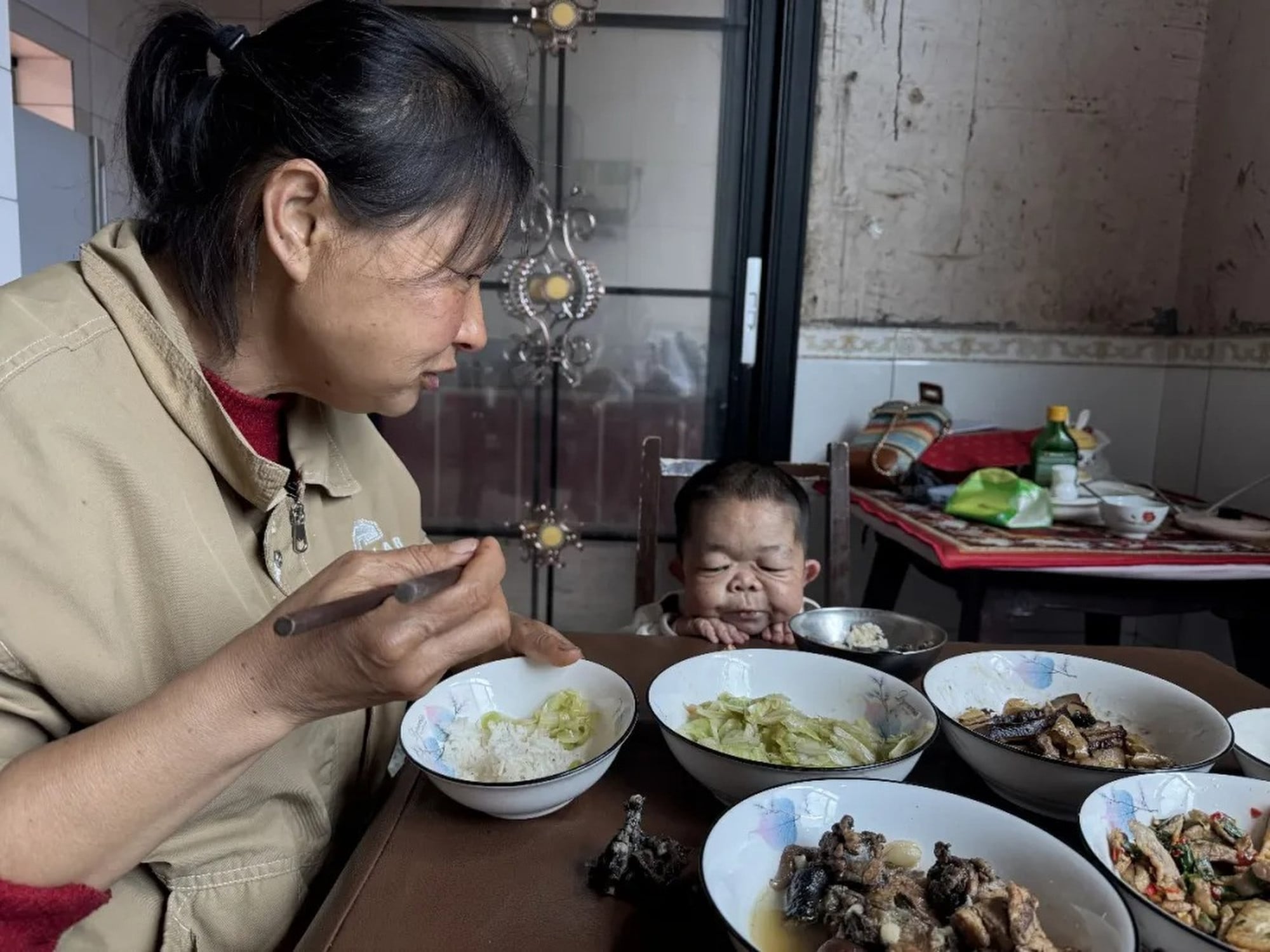 Xiaoling, left, and the diminutive Wang share a meal together at home. Photo: Handout Xiaoling, left, and the diminutive Wang share a meal together at home. Photo: Handout