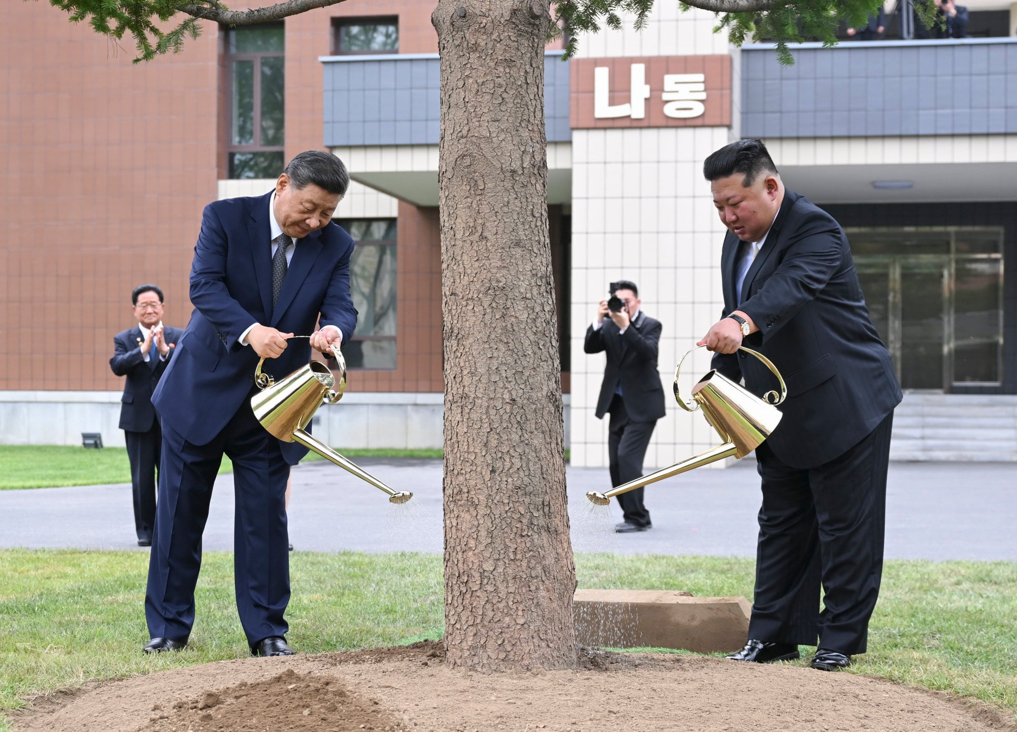 The two leaders plant a tree in the grounds of the cadre training school on Tuesday. Photo: Xinhua The two leaders plant a tree in the grounds of the cadre training school on Tuesday. Photo: Xinhua