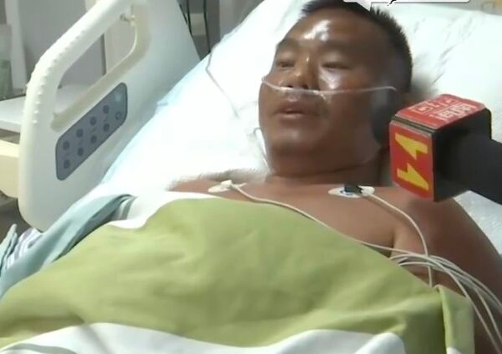 Qin, above, who is on the road to recovery, talks to the media from his bed. Photo: Handout Qin, above, who is on the road to recovery, talks to the media from his bed. Photo: Handout