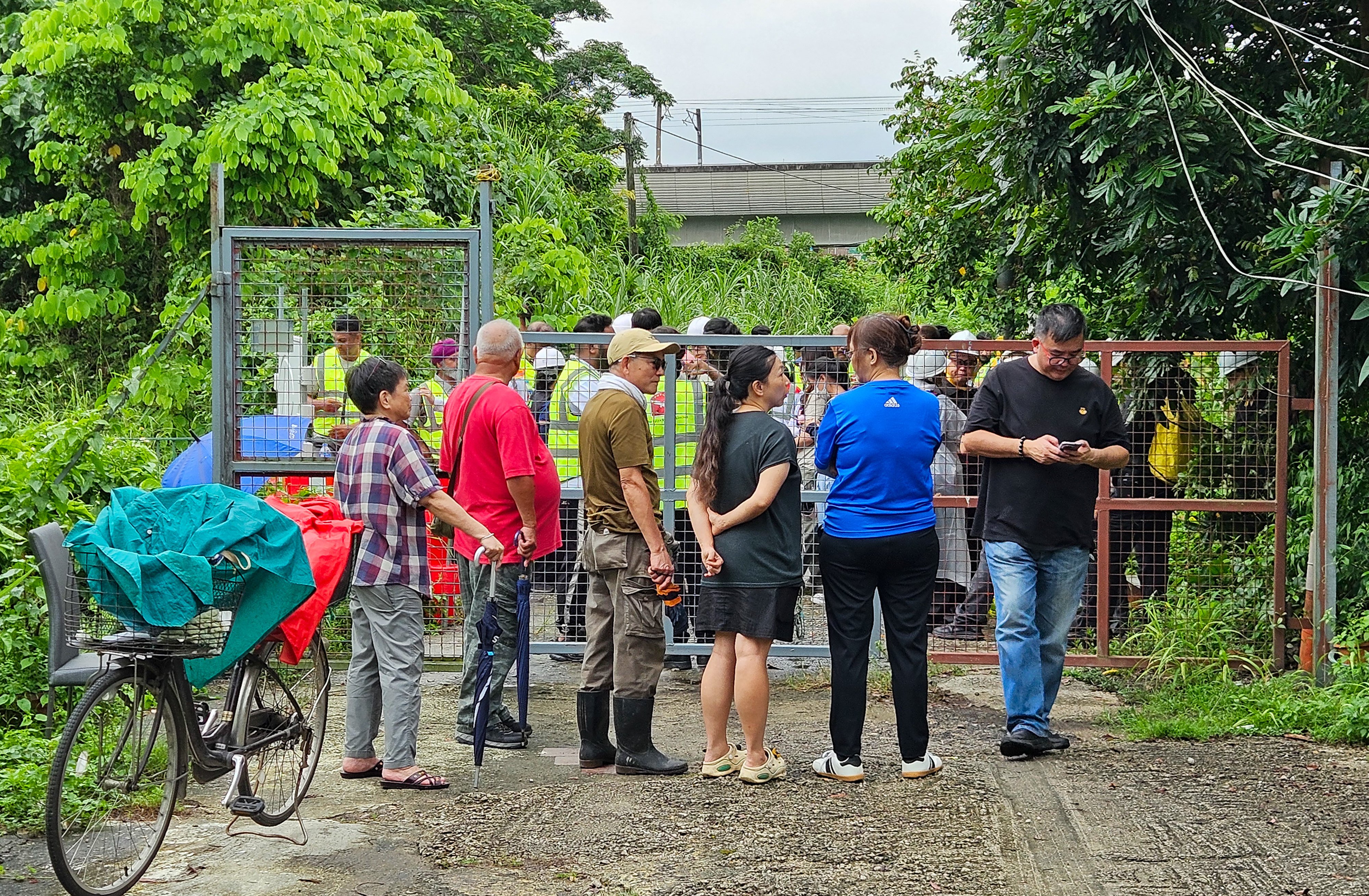 The war of words between residents and officials lasted for around an hour. Photo: Leopold Chen
