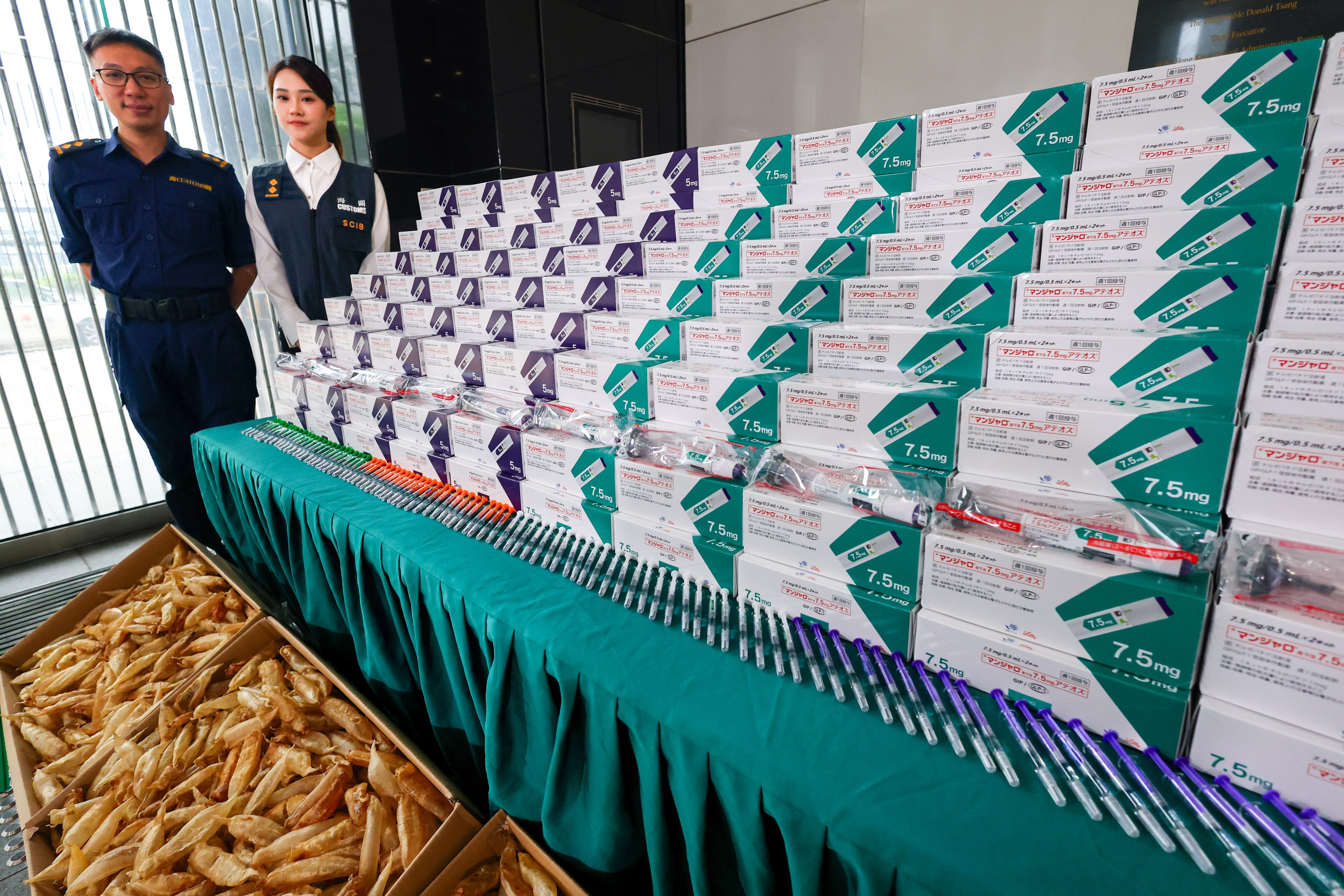 Leung Tak-wai (left) and Woo Suet-yi display the haul at a press briefing. Photo: Dickson Lee