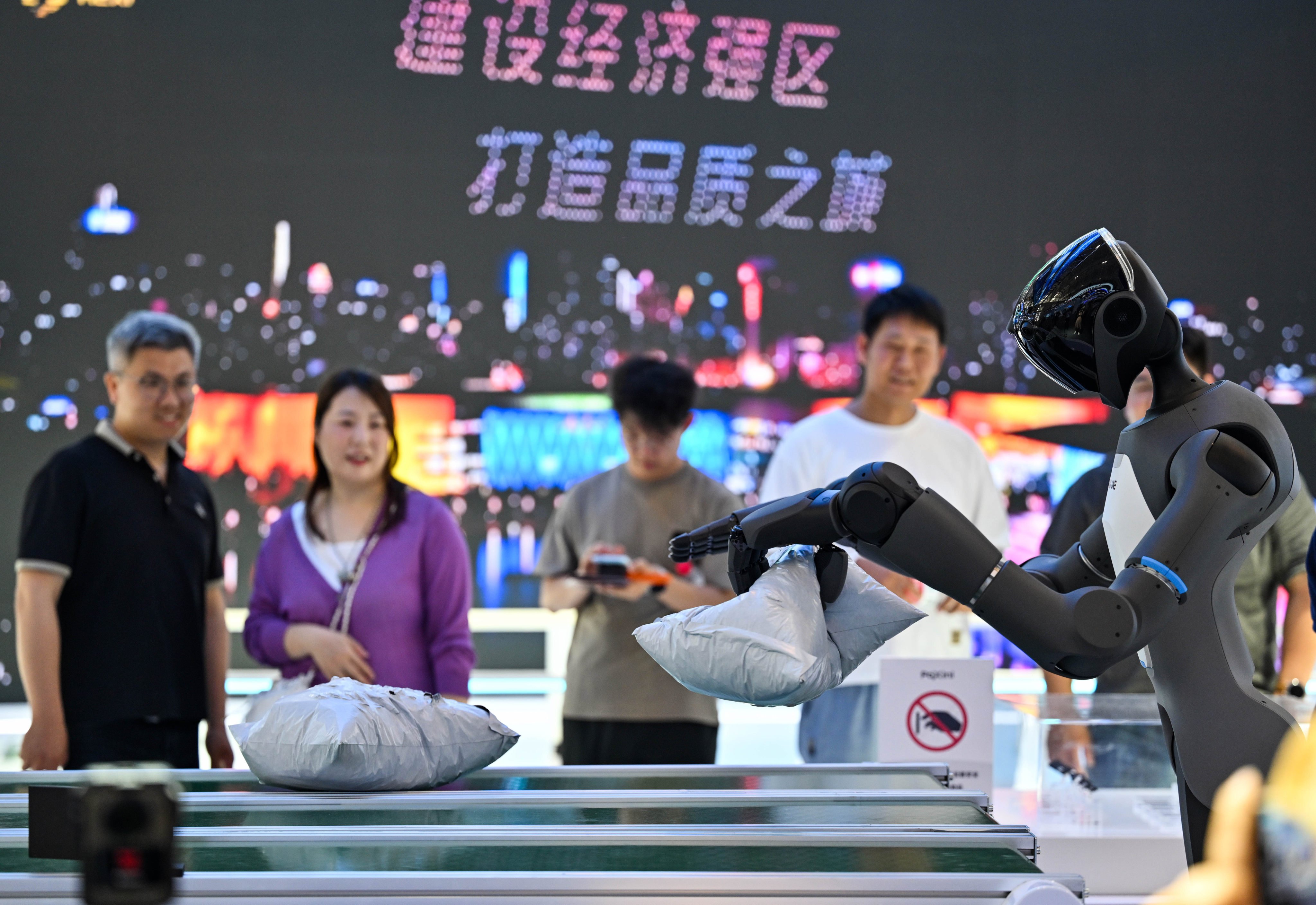 People watch a humanoid robot showcase its capabilities at the World Intelligence Expo 2026 in Tianjin on May 28. Photo: Xinhua