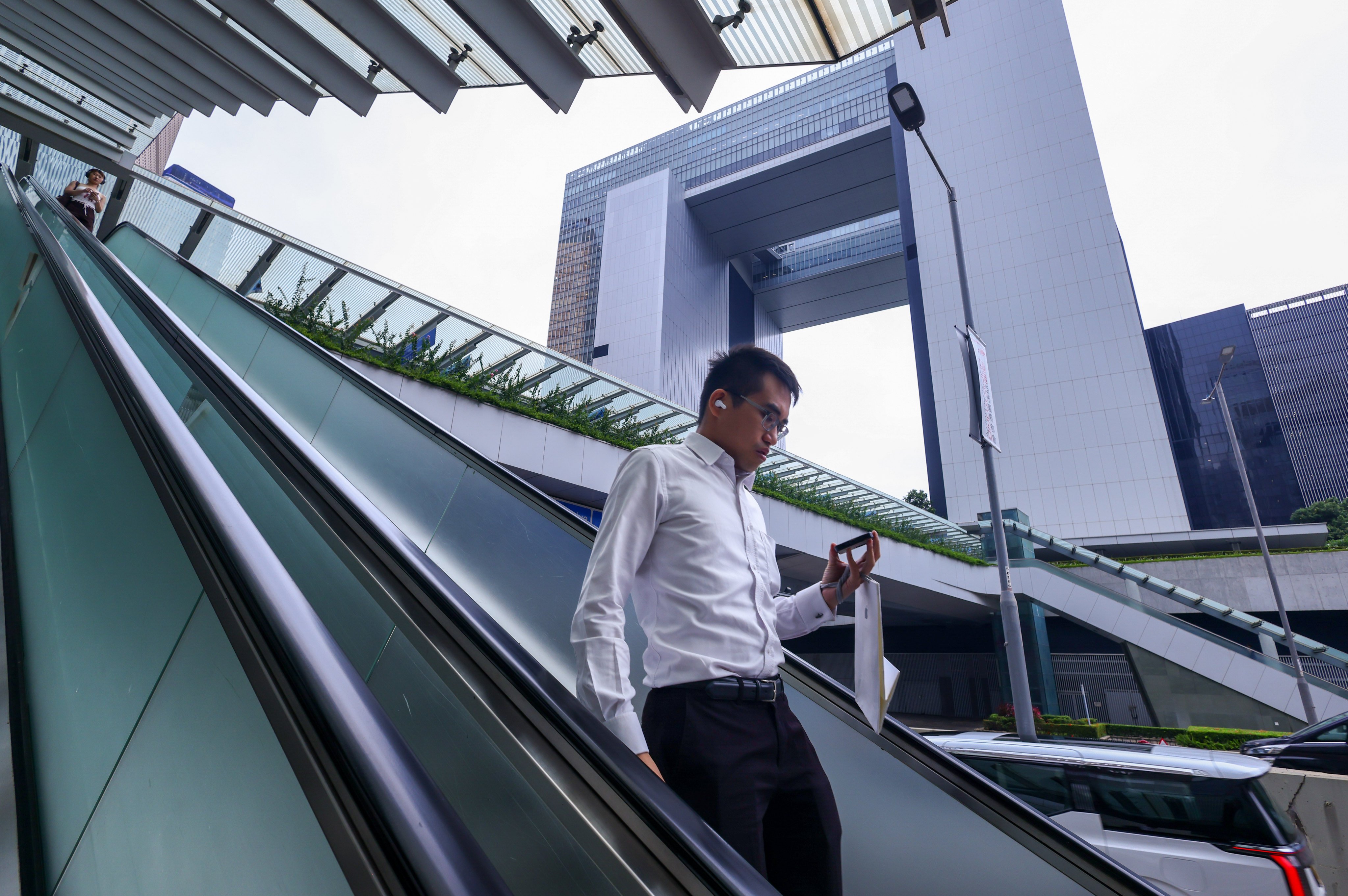 The government froze civil servants’ pay last year. Photo: Dickson Lee