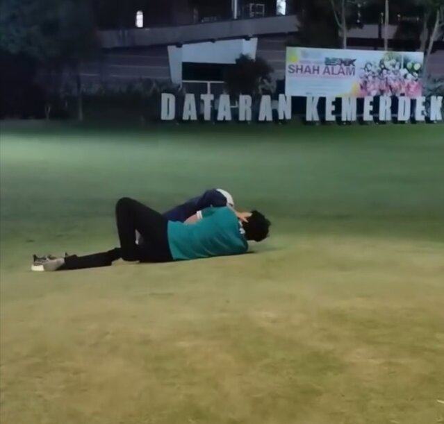 A man and a woman are seen lying side by side in a video posted on Tuesday. Photo: Threads/tasanee.mei