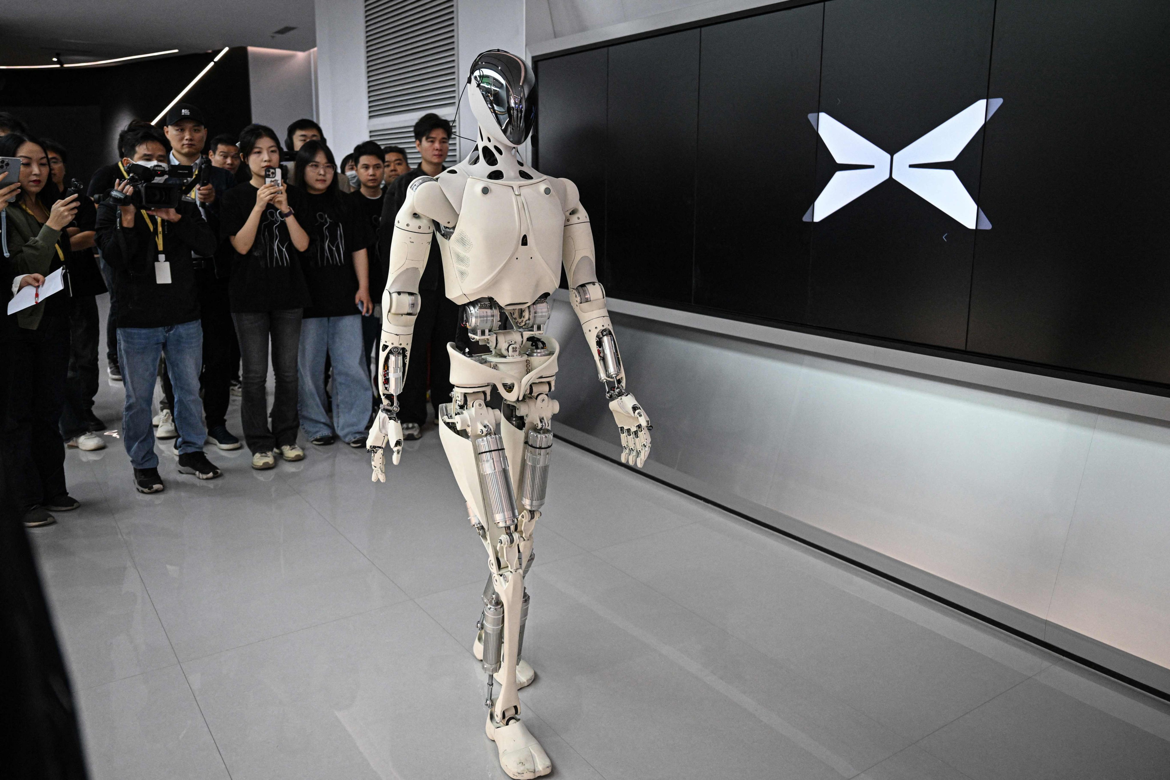 Xpeng’s Iron humanoid robot walks around during a showroom tour at the company’s headquarters in Guangzhou, November 5, 2025. Photo: AFP