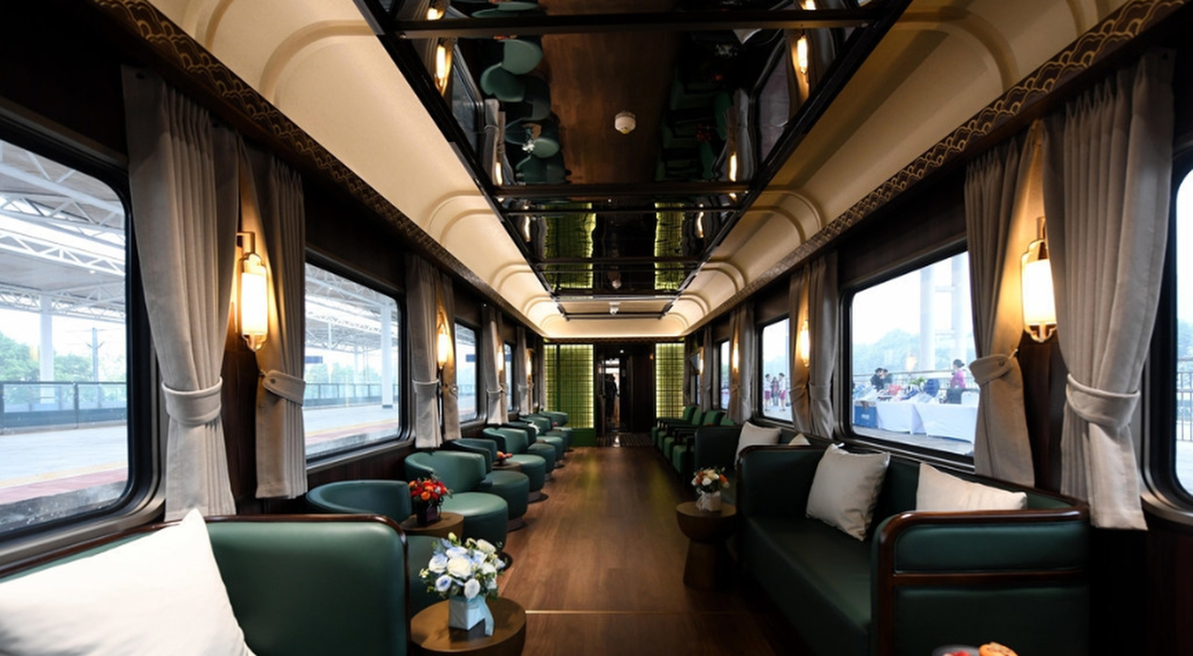 On November 11, 2024, the brand-new “Panda Express” tourist train officially debuted in Chengdu. Photo: scol.com