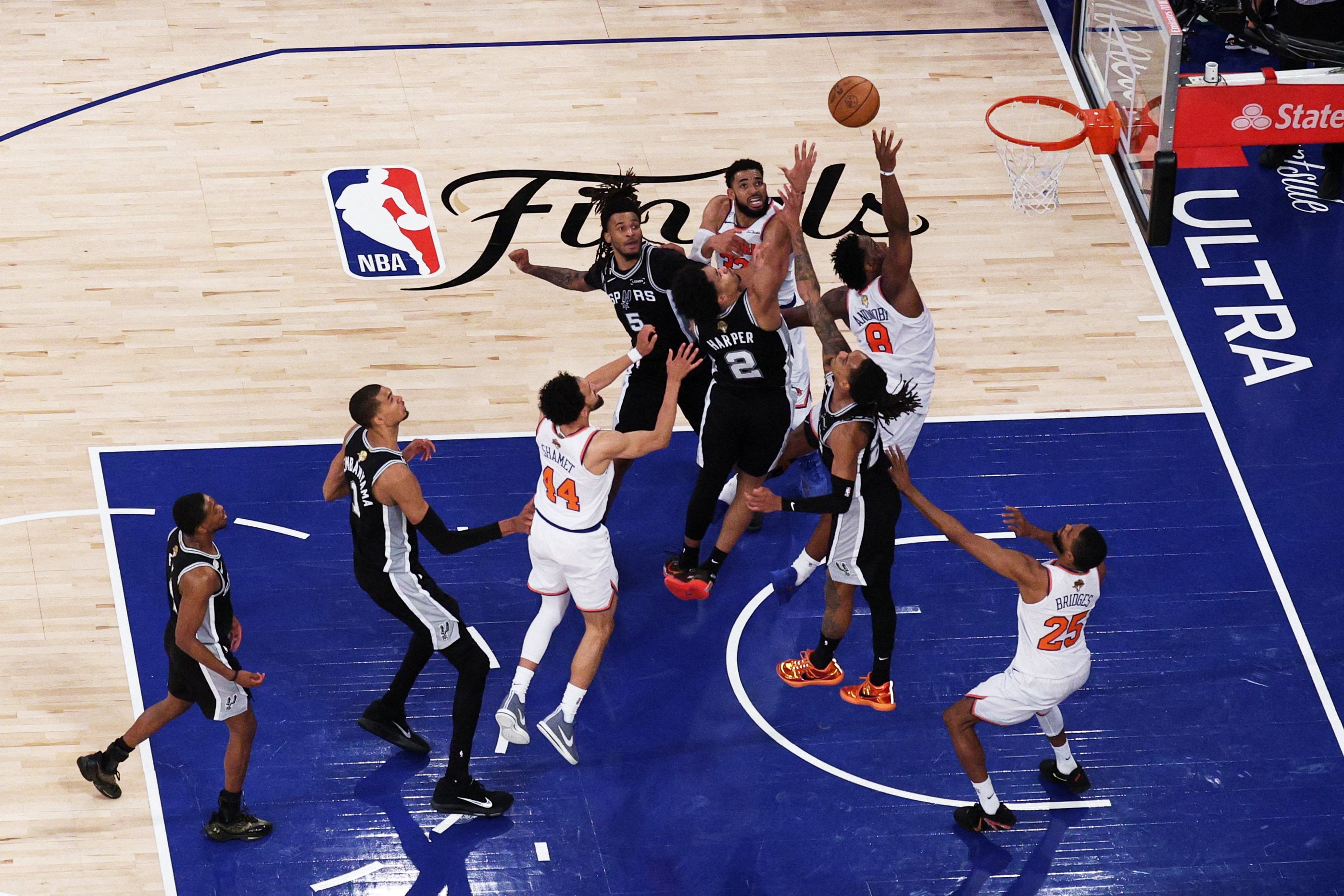 New York Knicks forward OG Anunoby (#8) makes the game-winning tip shot against San Antonio Spurs. Photo: Reuters