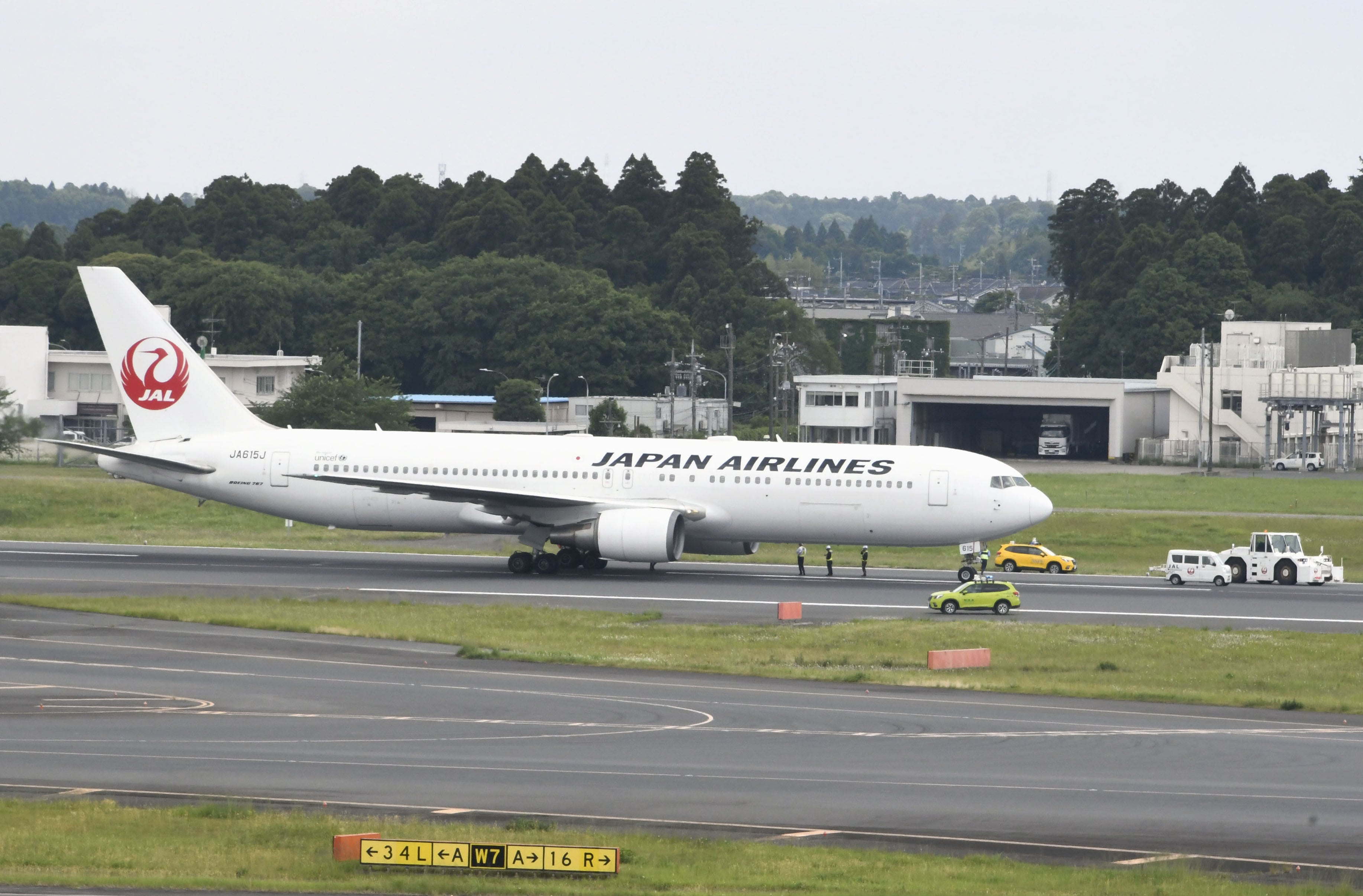 Japan Airlines faces safety scrutiny after two cabin crew members concealed preflight alcohol consumption. Photo: Kyodo