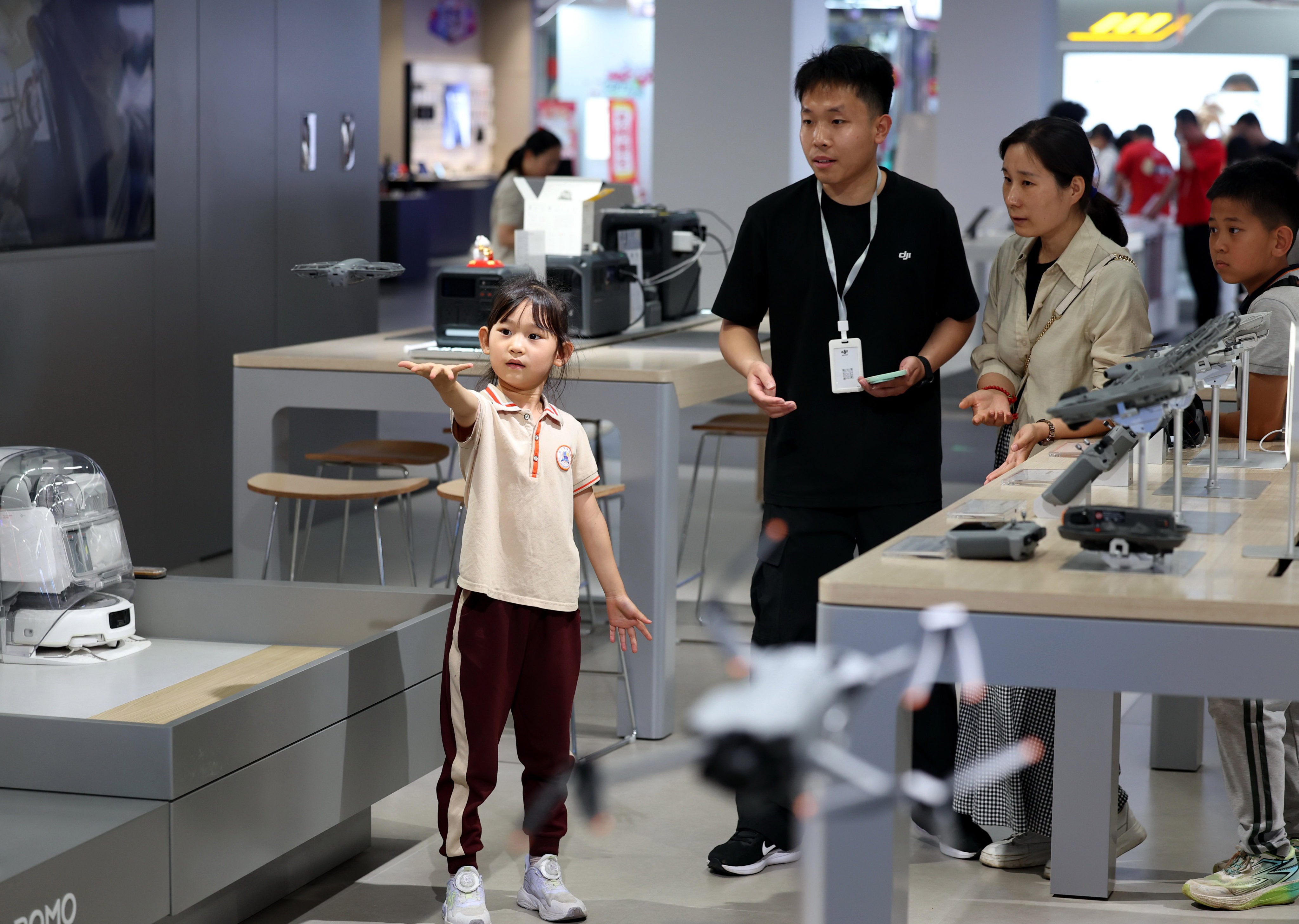 Customers choose electronic products in a shopping mall in Shijiazhuang, north China’s Hebei province, on May 22. Photo: Xinhua