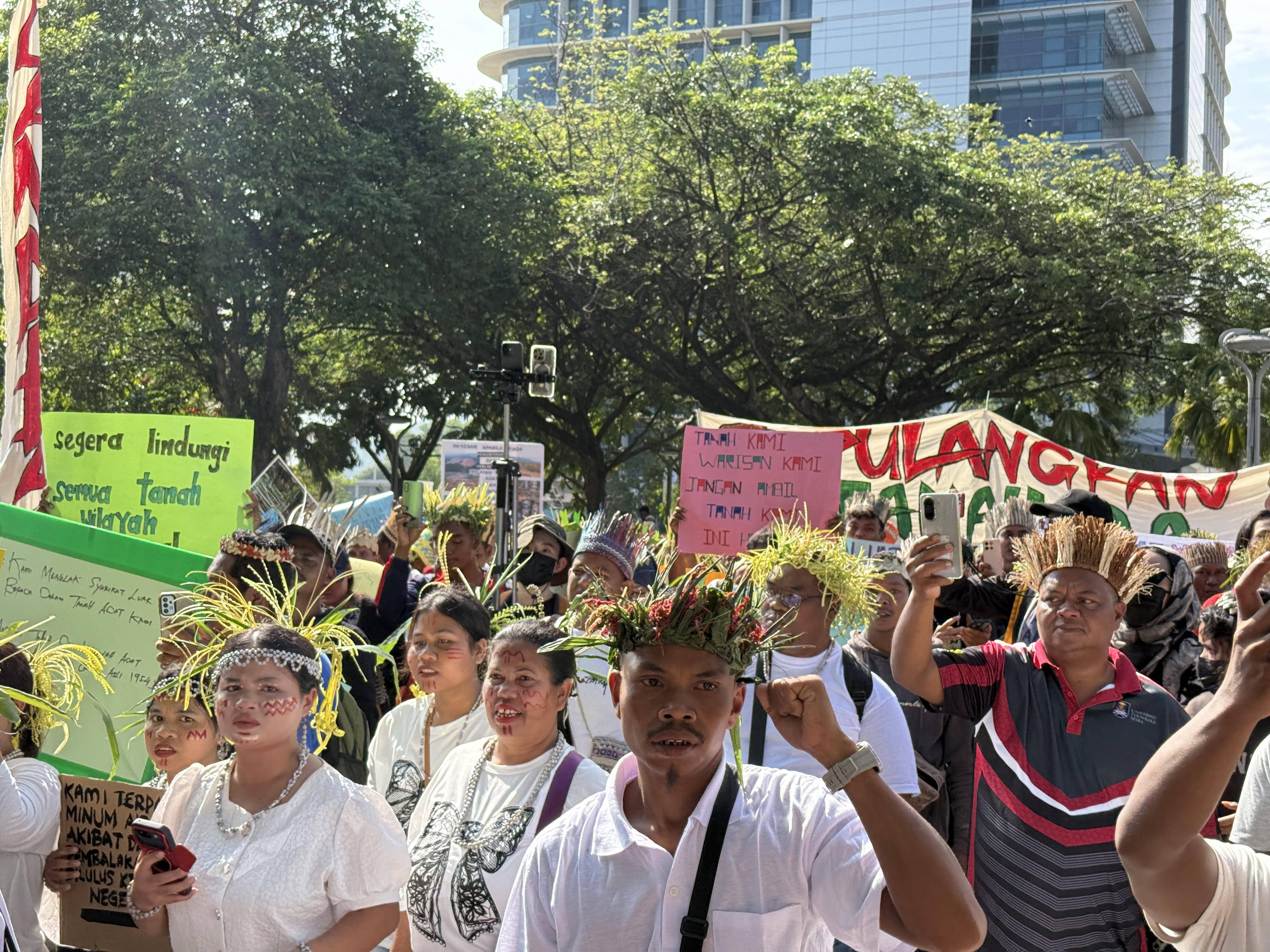 More than 1,000 Orang Asli rally in Putrajaya on Friday. Photo: Iman Muttaqin Yusof