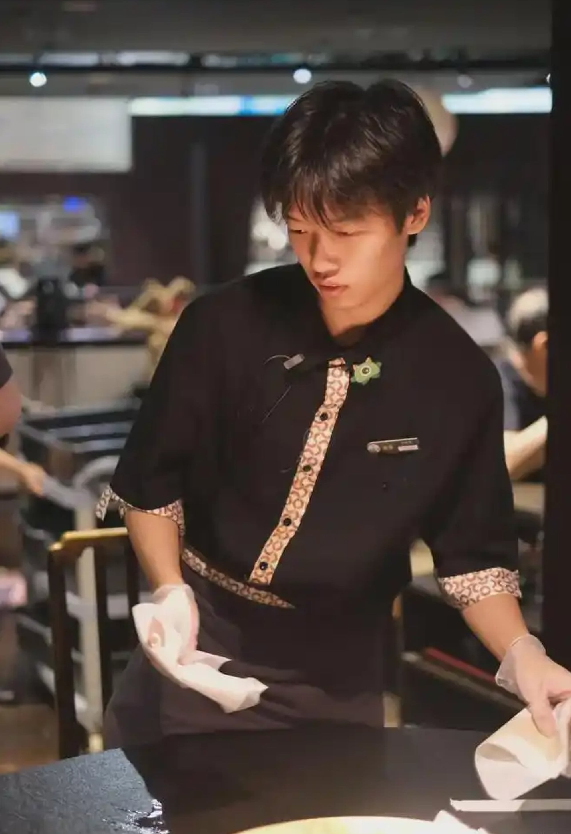 Wei, above, working as a restaurant waiter to make money to pay his rent and bills. Photo: Baidu Wei, above, working as a restaurant waiter to make money to pay his rent and bills. Photo: Baidu