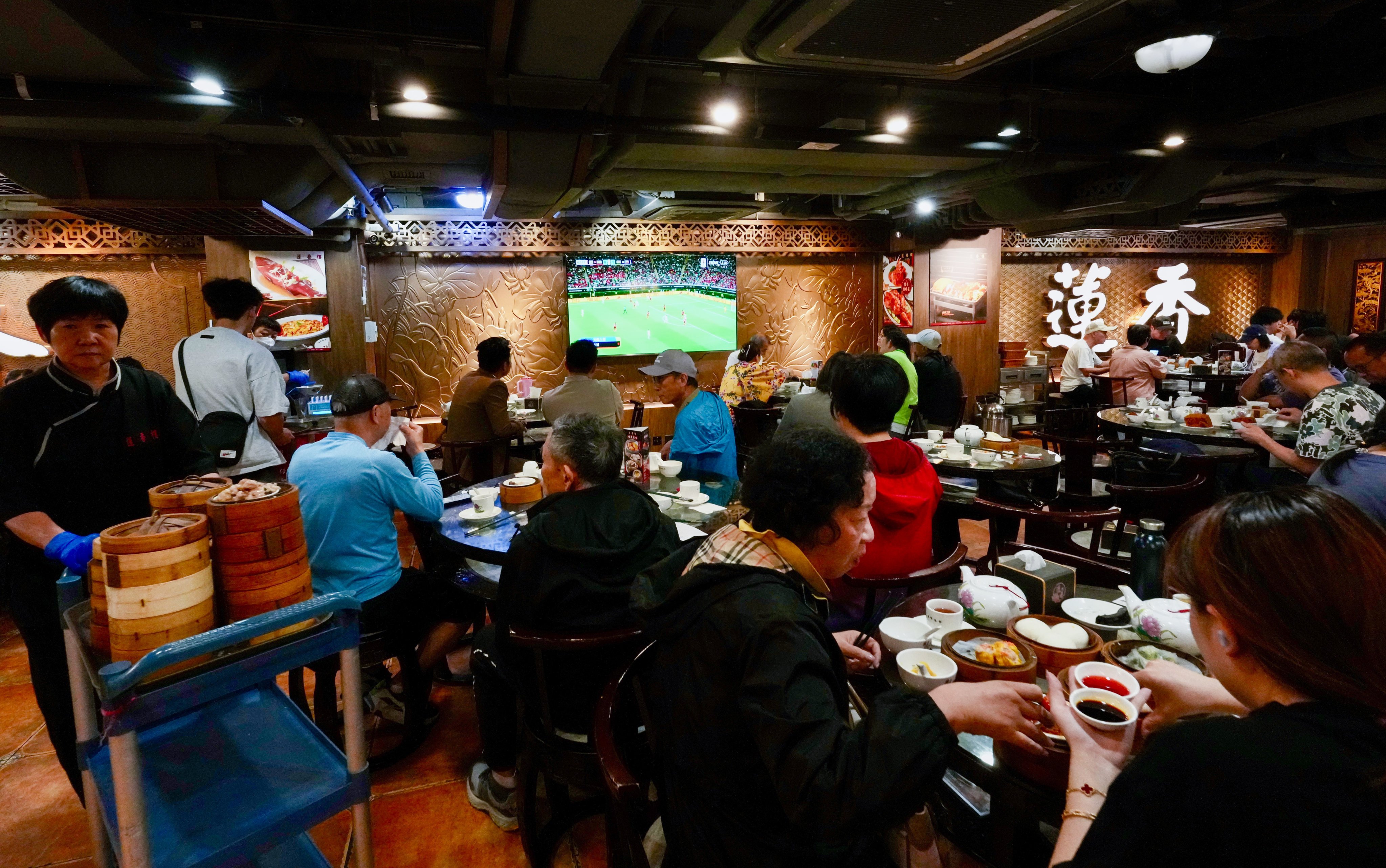 People watch a World Cup match while dining at Lin Heung Lau in Tsim Sha Tsui. Photo: Jelly Tse