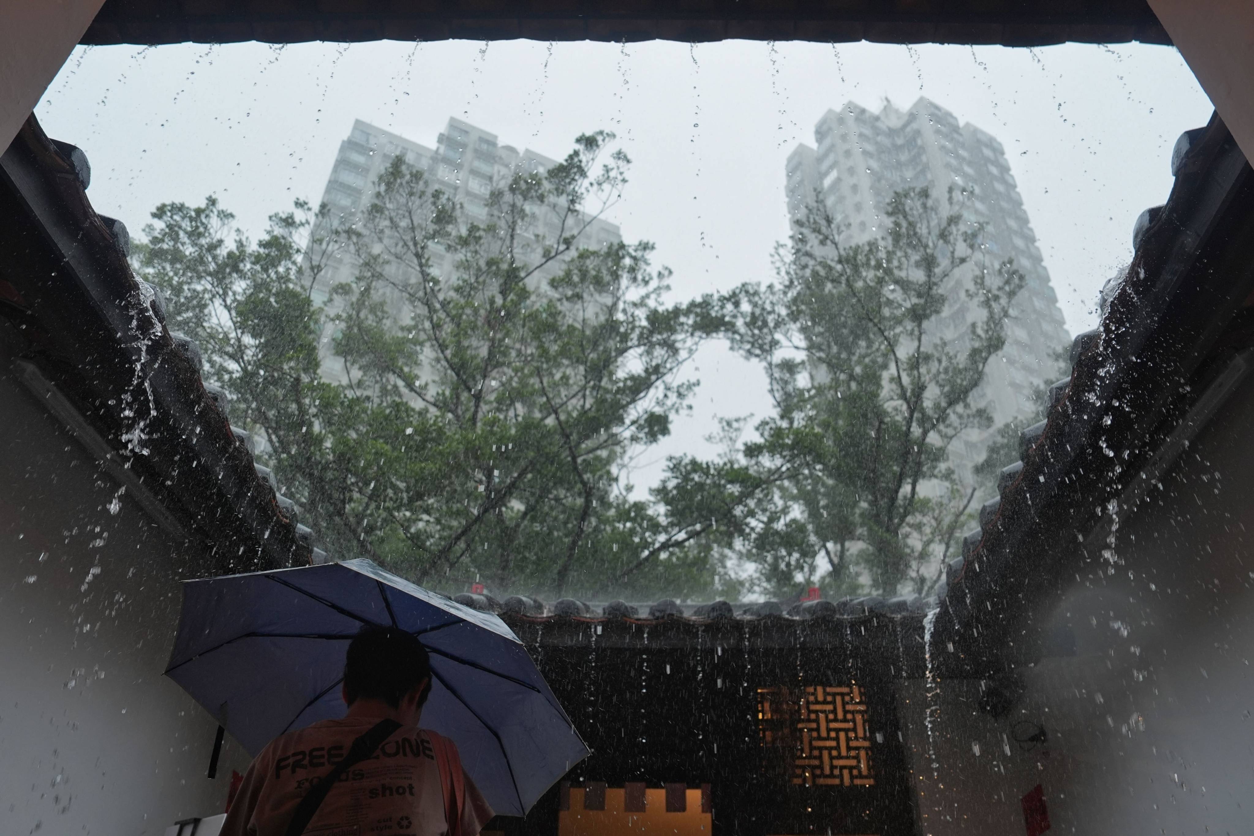 Heavy rainfall in Tsuen Wan. Photo: Elson Li