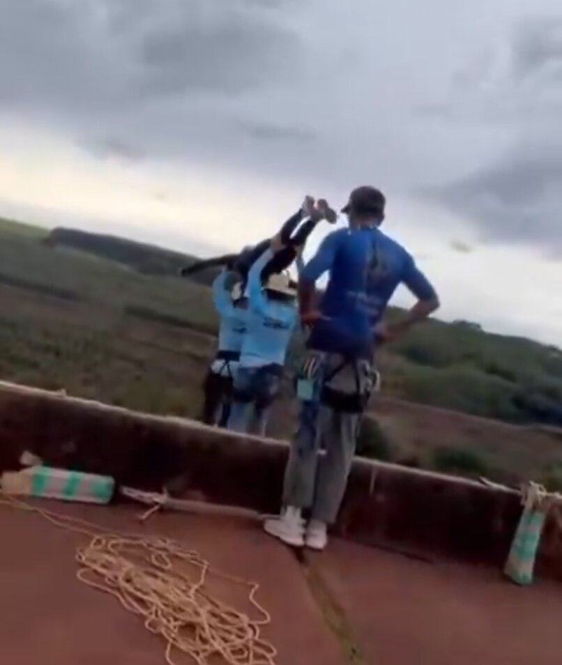 A woman is launched off a bridge in Brazil without a rope on Saturday. Photo: X/Fuxico Teresina